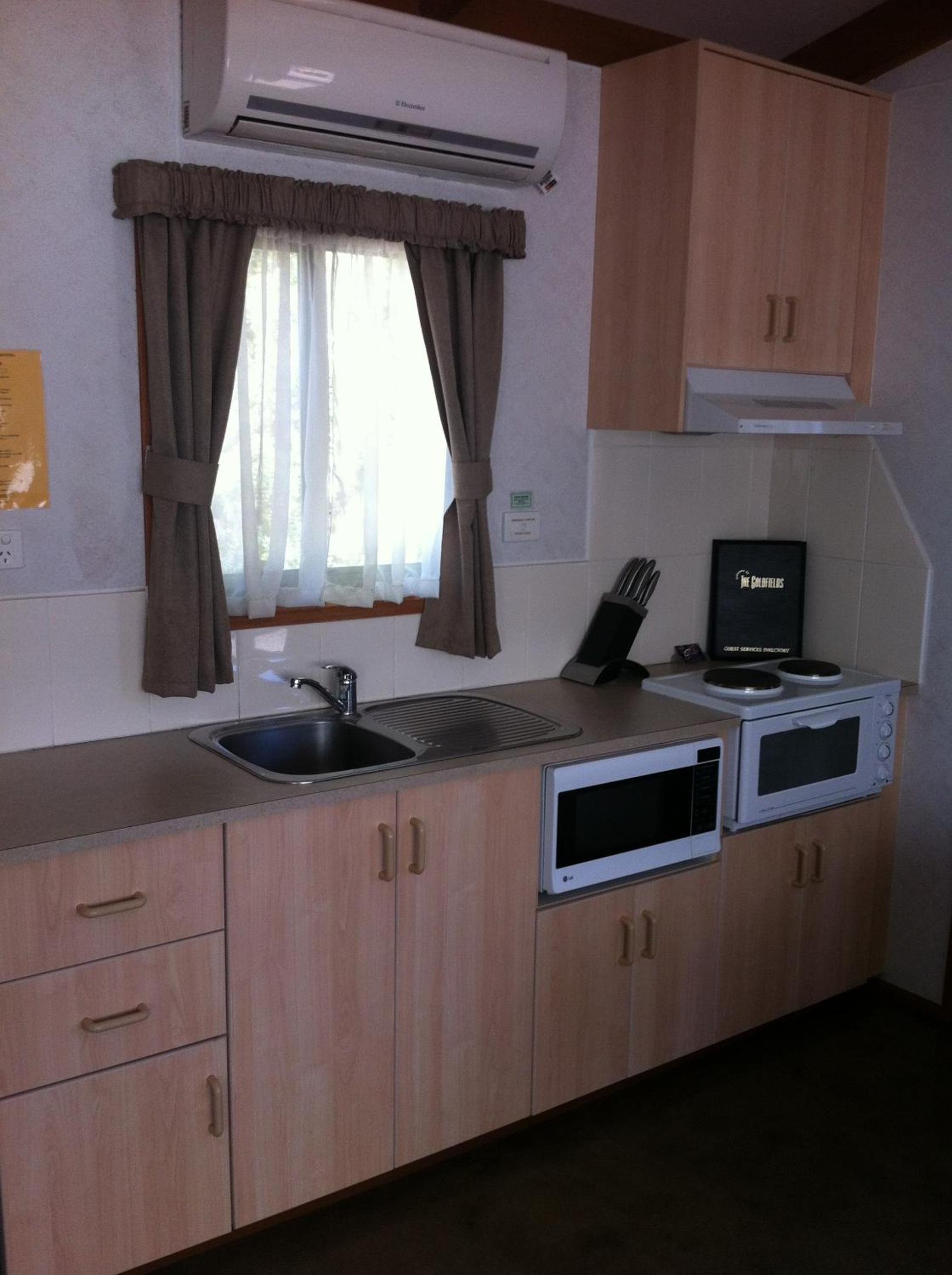 Golden Country Motel and Caravan Park