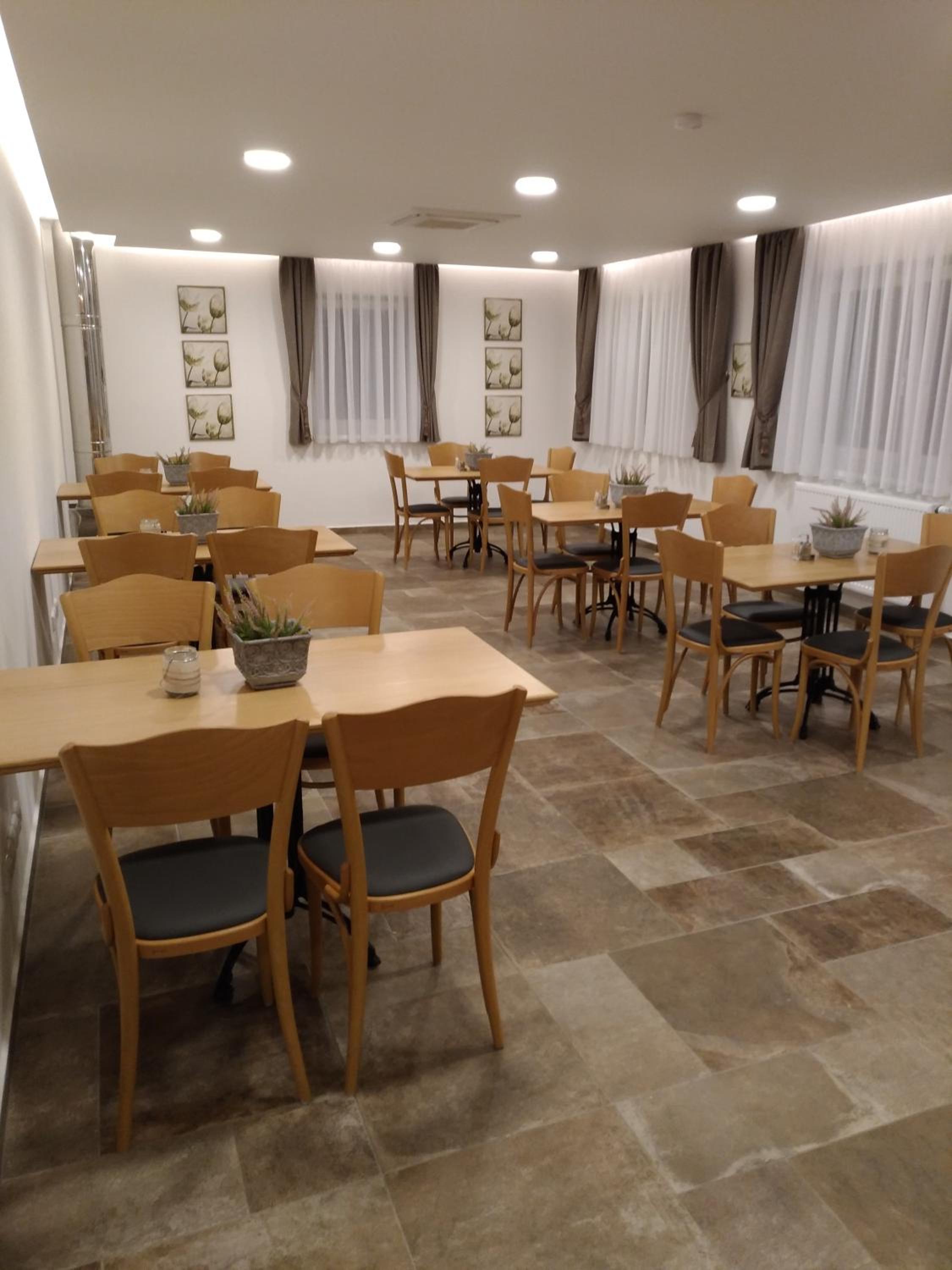 Penzion Kometa - rodinný pobyt u Novomlýnských jezer s komfortem, restaurací a dětskou zónou