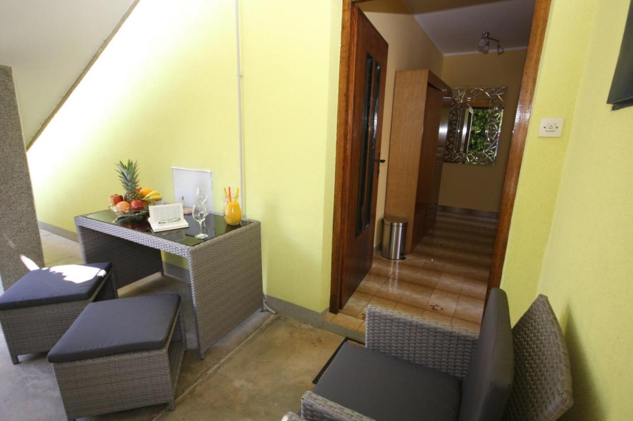 Two bedroom apartment, nice neighborhood, free parking, WiFi view 4