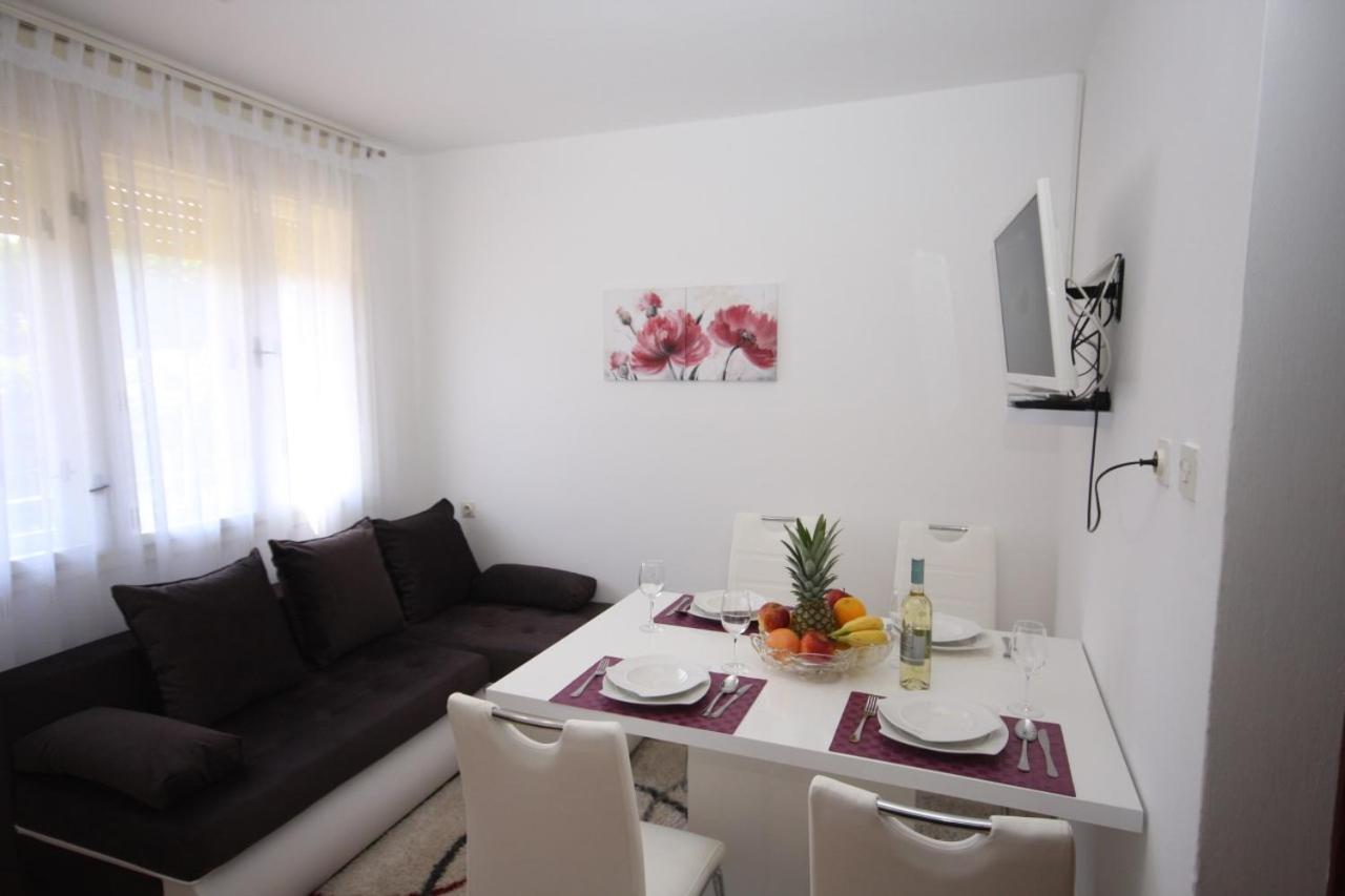 Two bedroom apartment, nice neighborhood, free parking, WiFi view 3
