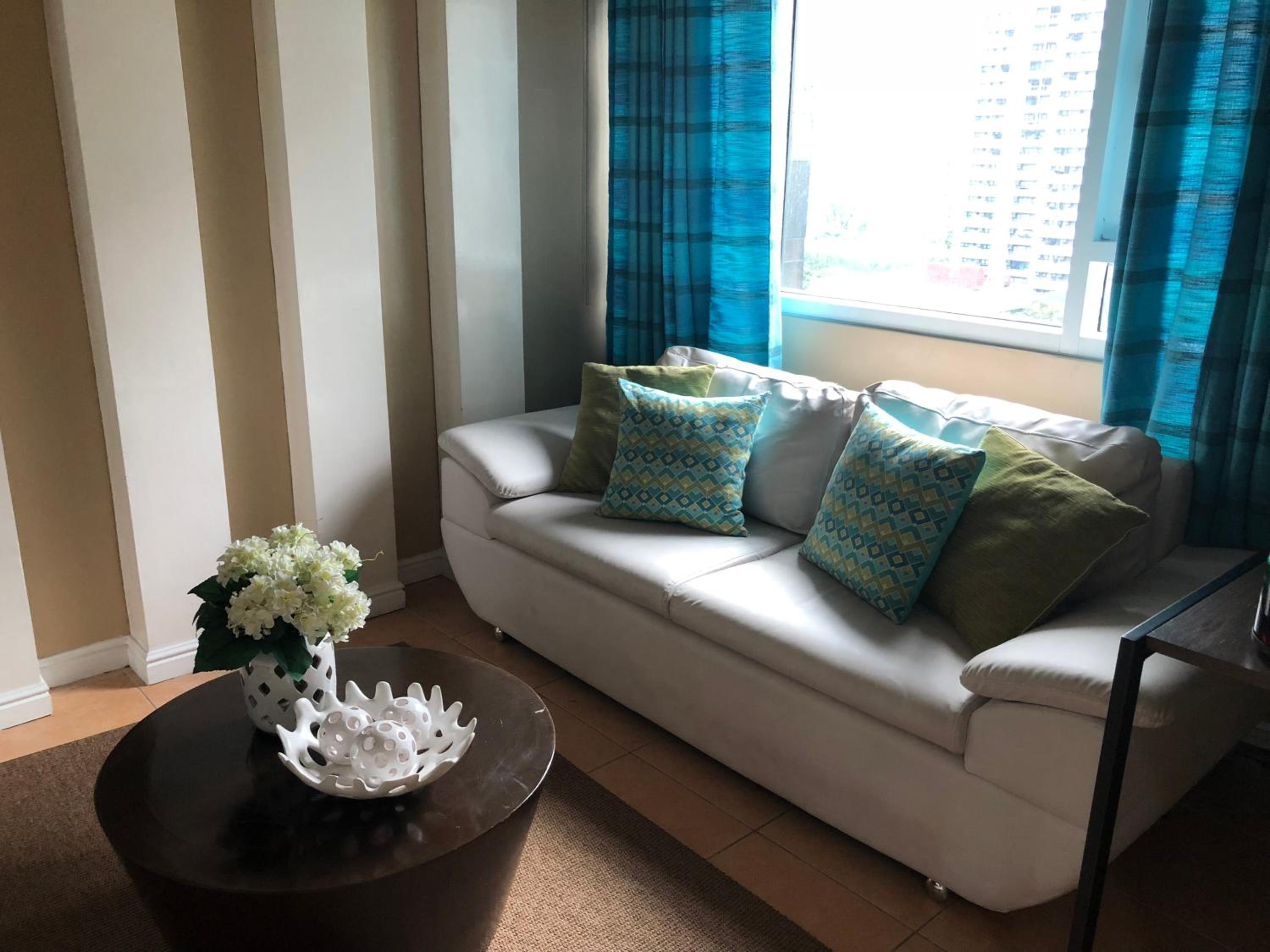 Loft condo beside Shangri-La Fort view 2