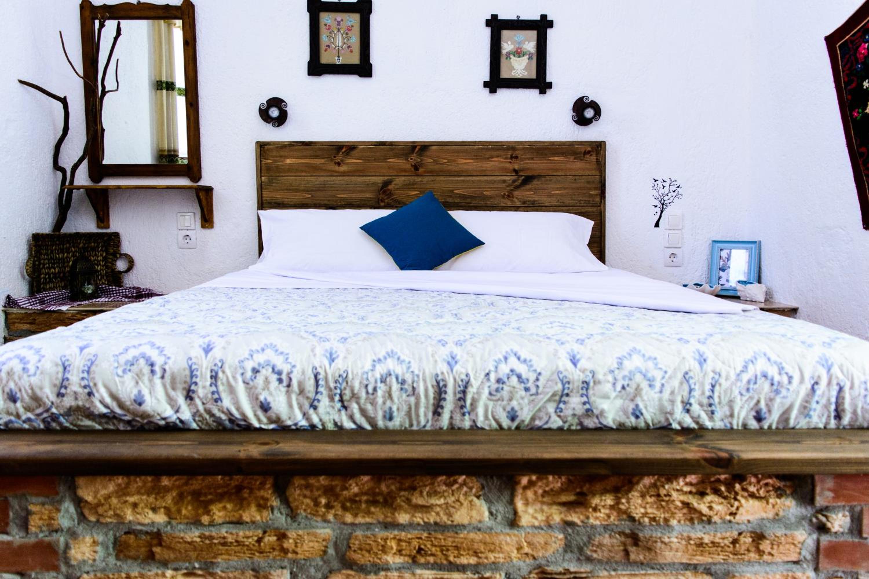 Spiros Rooms