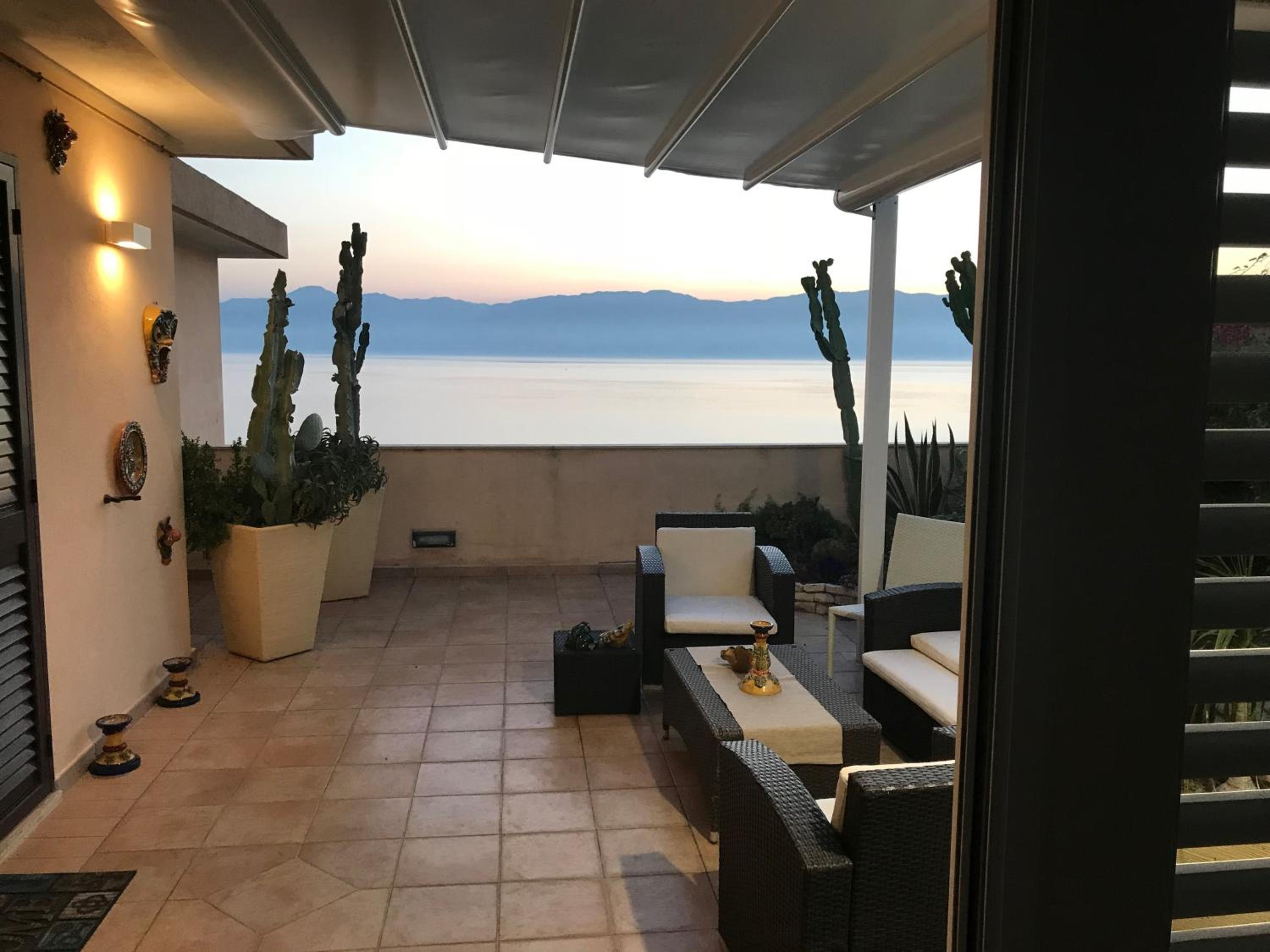 Sunset Terrazza en Reggio Calabria — balance & terrace