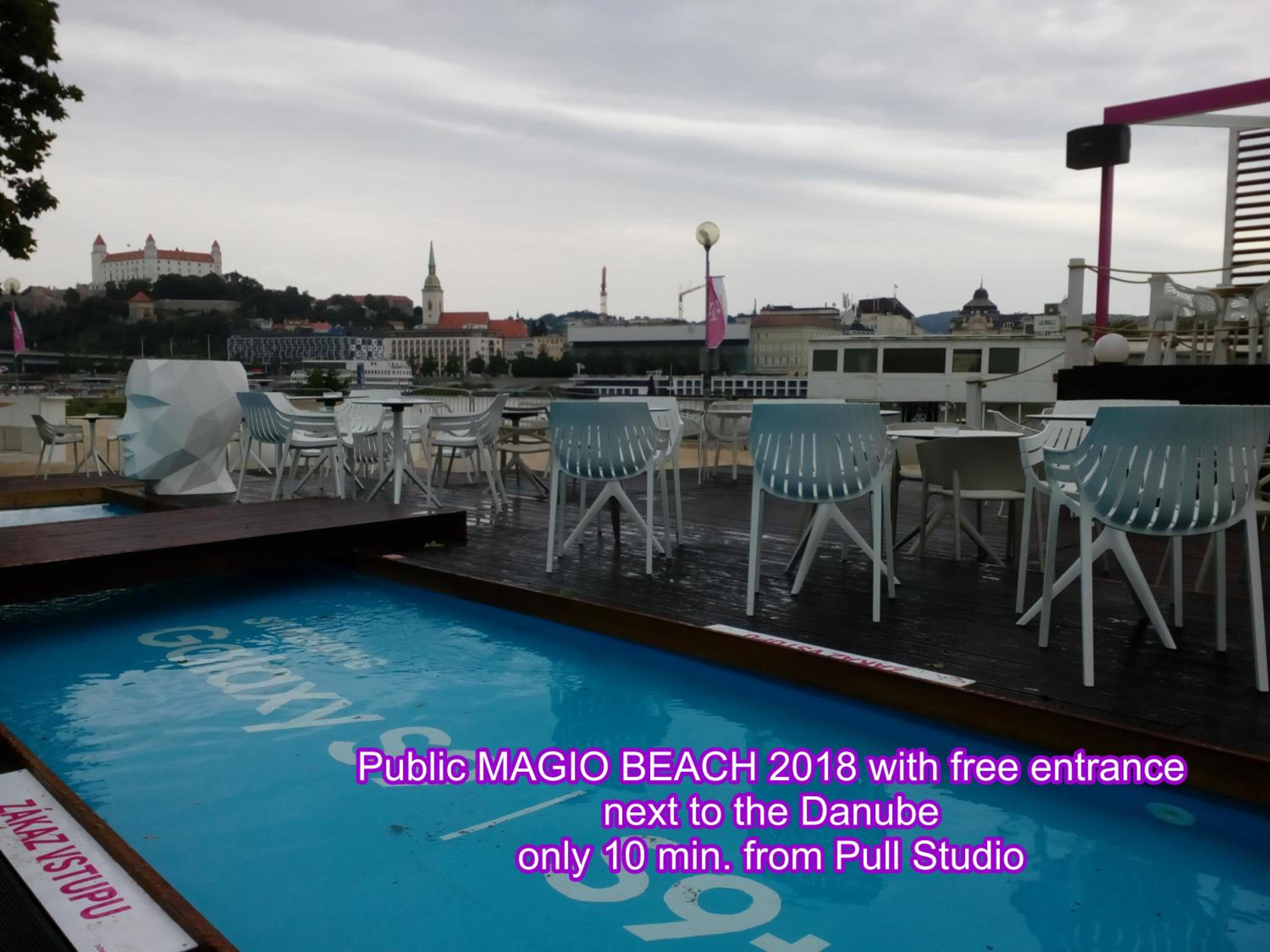 Dominant Studio Hostel with Free Parking for Preregistered Drivers & Garage with CCTV