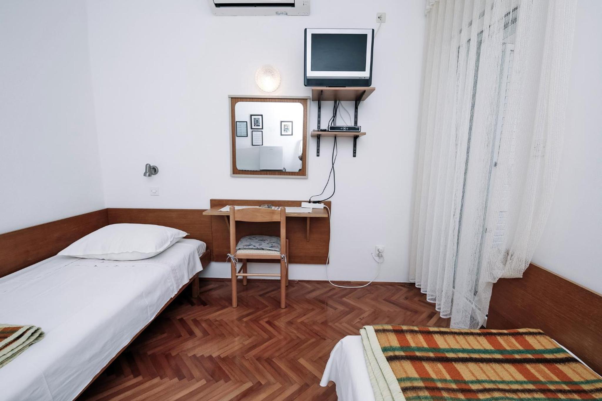 Apartments & Rooms Peranic
