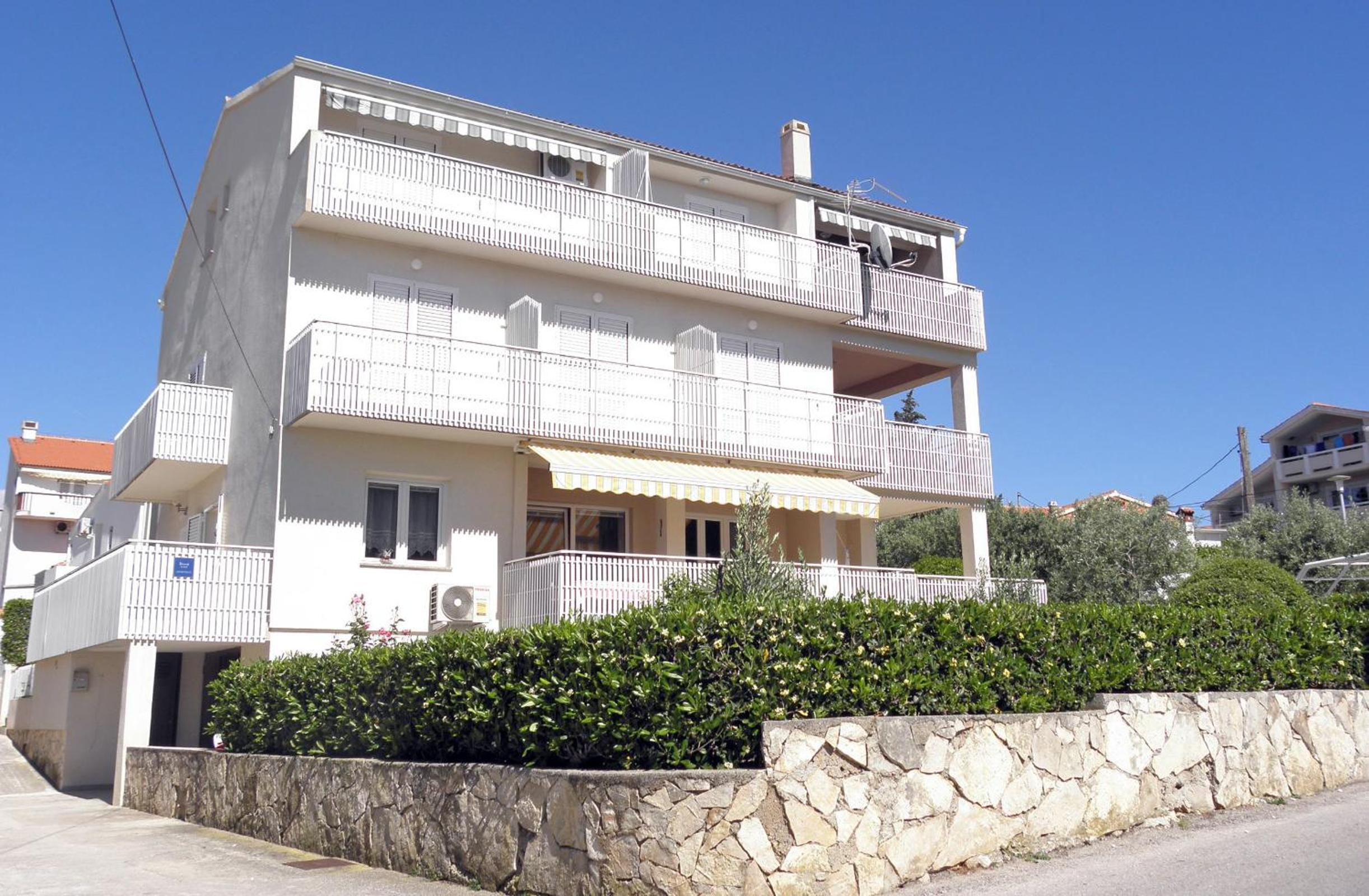 Apartments & Rooms Peranic