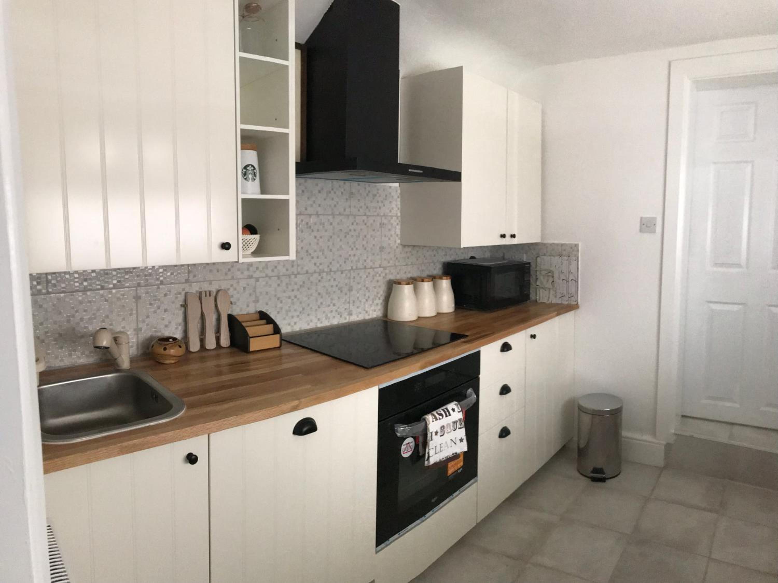BEAUTIFUL HOME, 3 BEDROOM HOUSE near Alton Towers, Wedgwood museum, Universities view 4