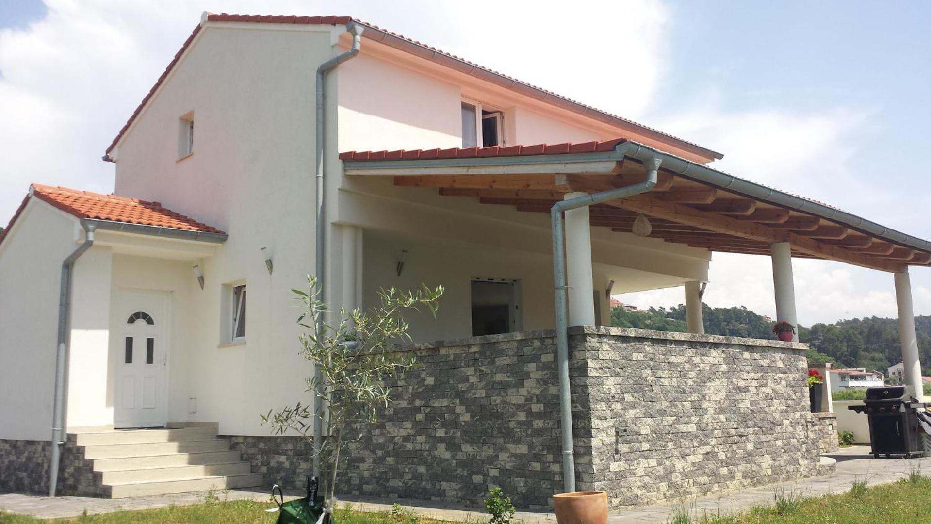 Nina Villa photo 2