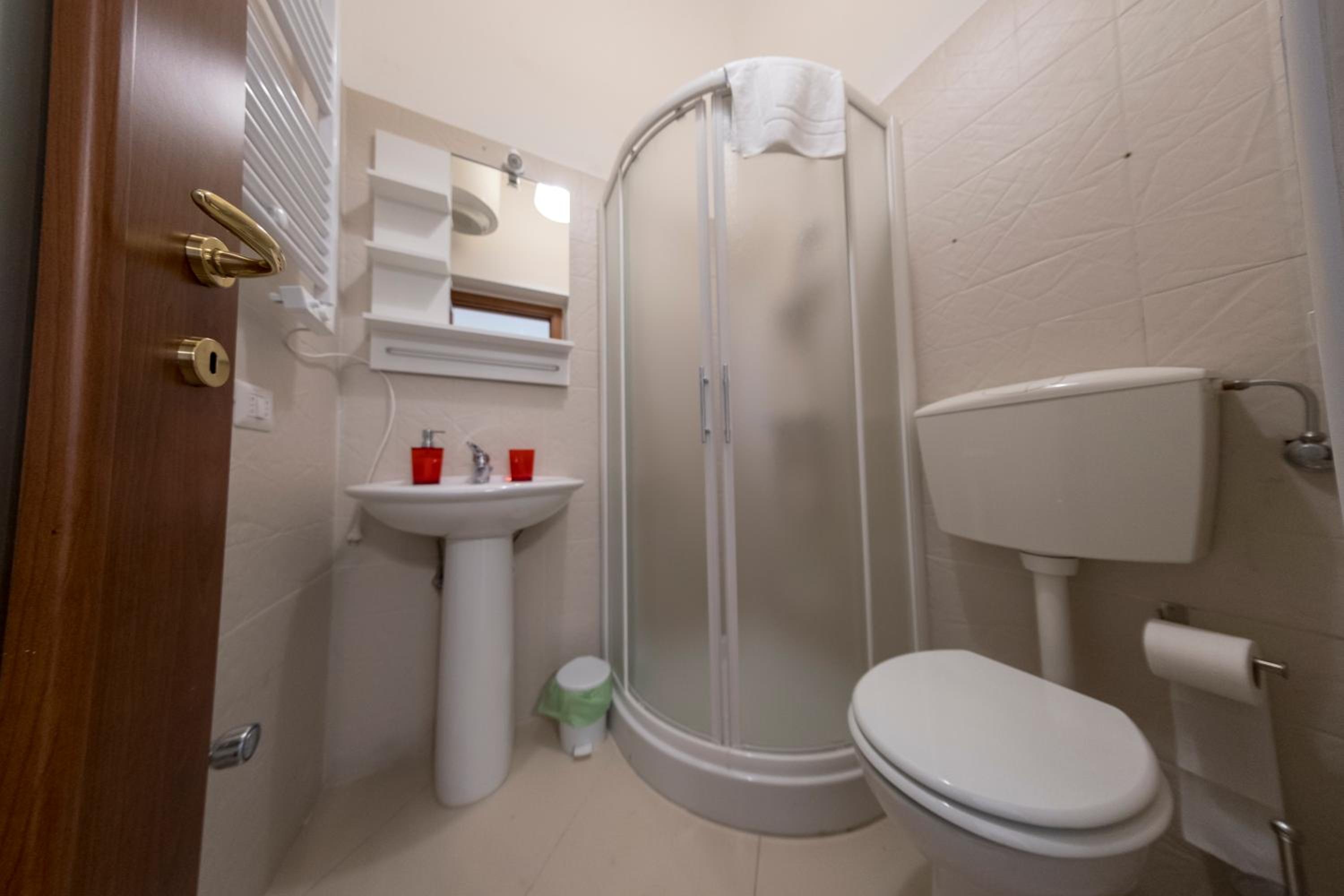 Enjoy Trani en Trani — bathroom