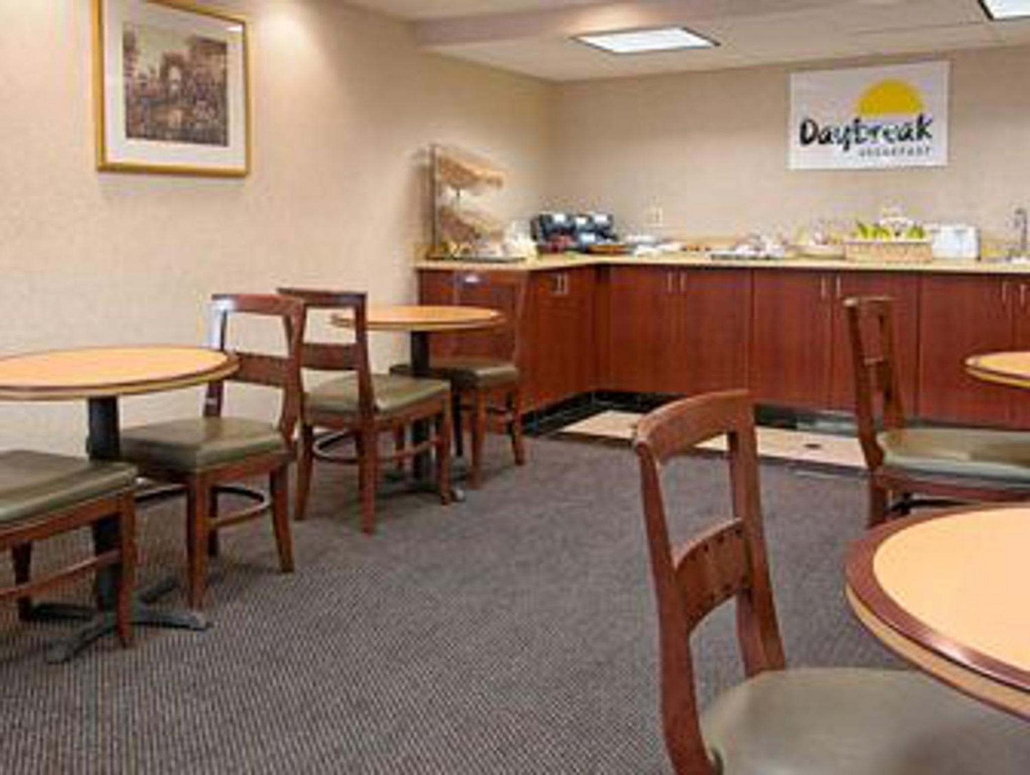 Arlington Vacations - Days Inn by Wyndham Arlington Pentagon - Property Image 8