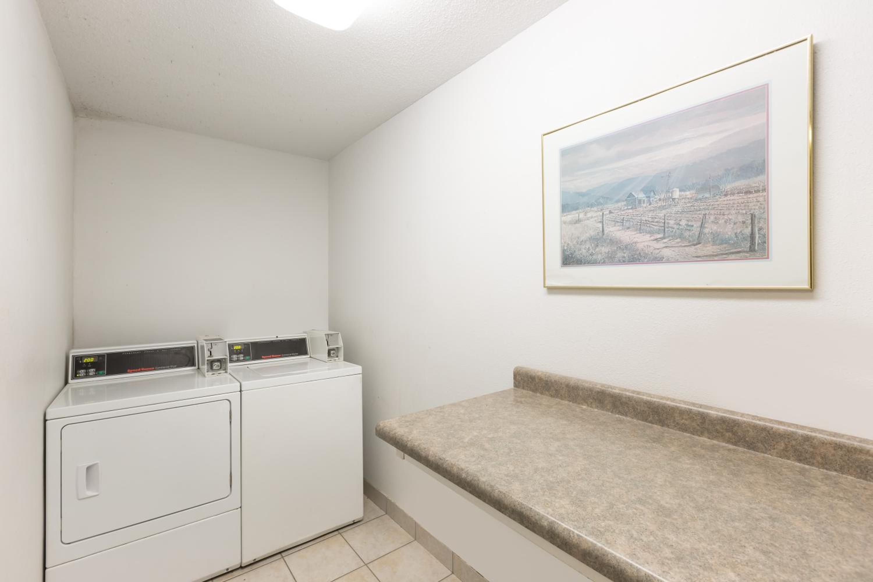 Days Inn by Wyndham Atlantic - Property Image 3