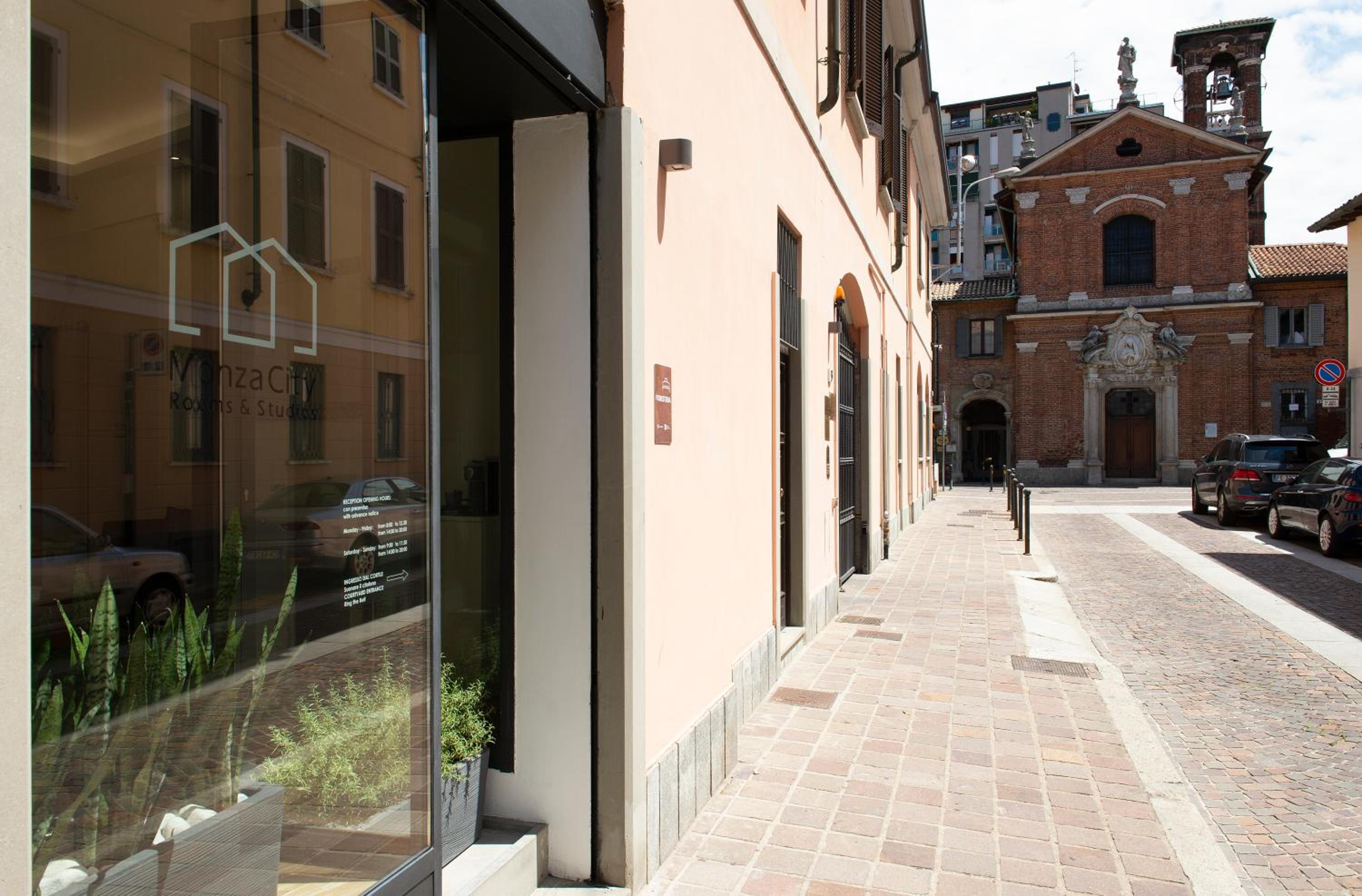 Monza City Rooms & Studios