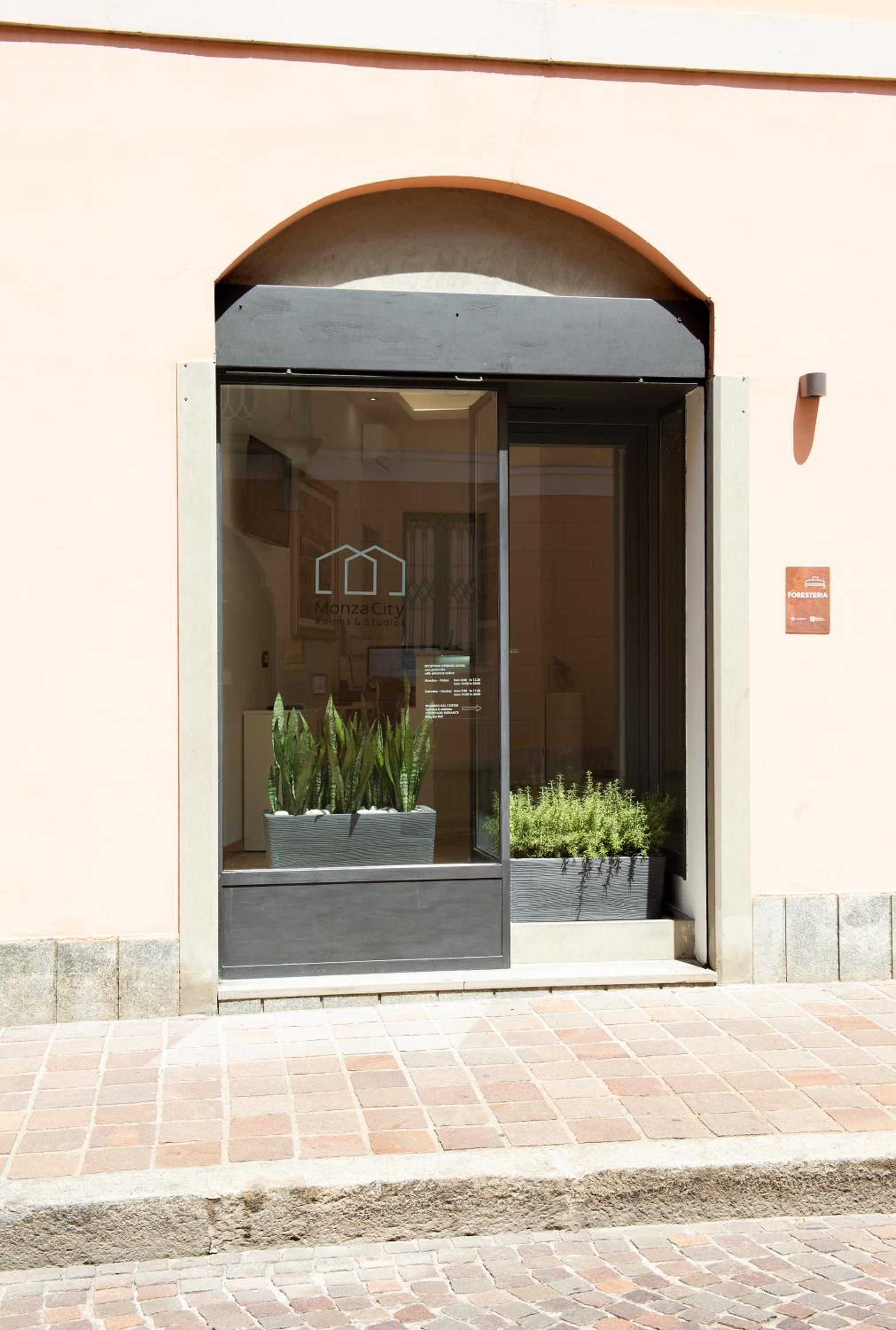 Monza City Rooms & Studios