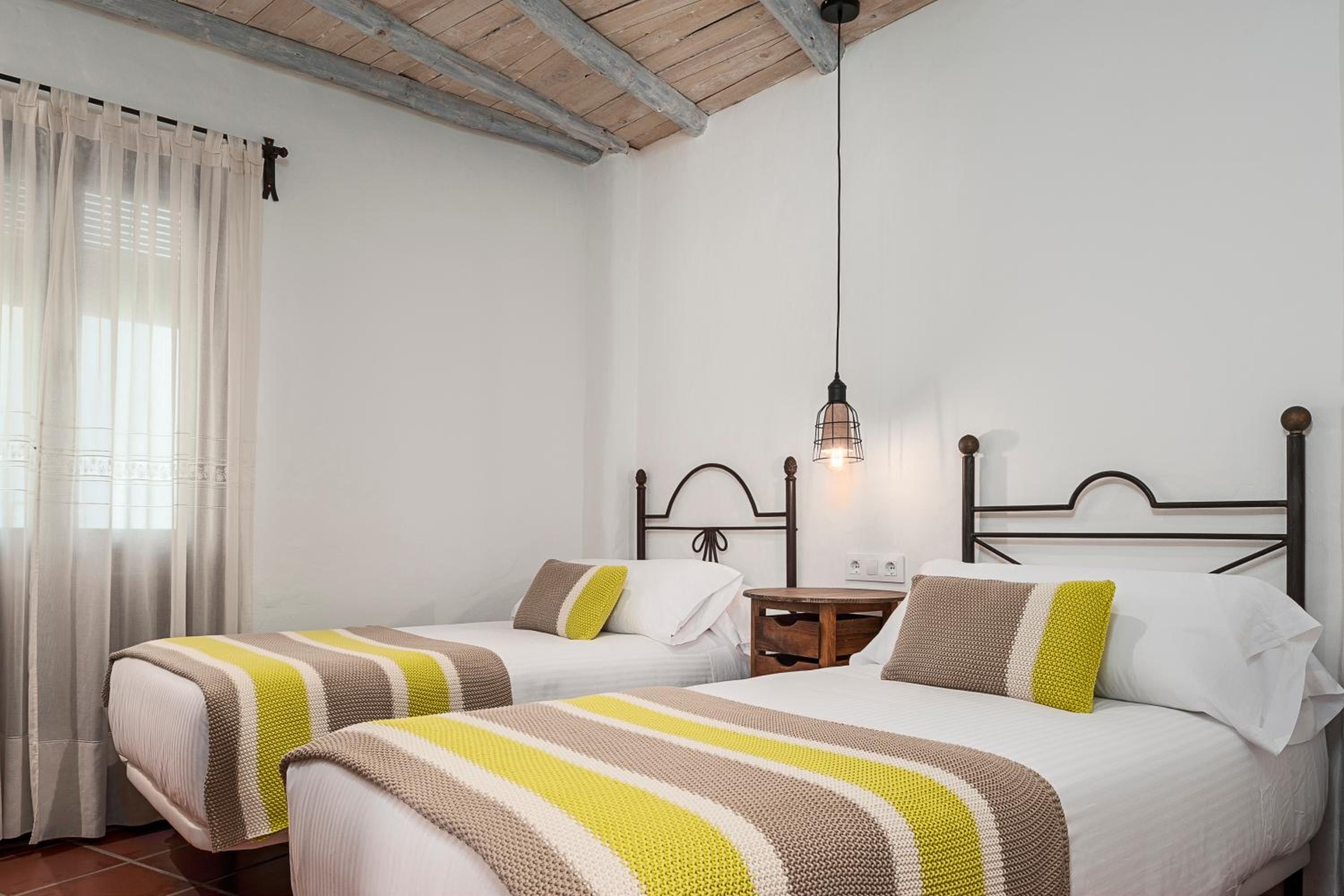 Habitaciones y Apartamentos en el centro La Jábega by Conil Home