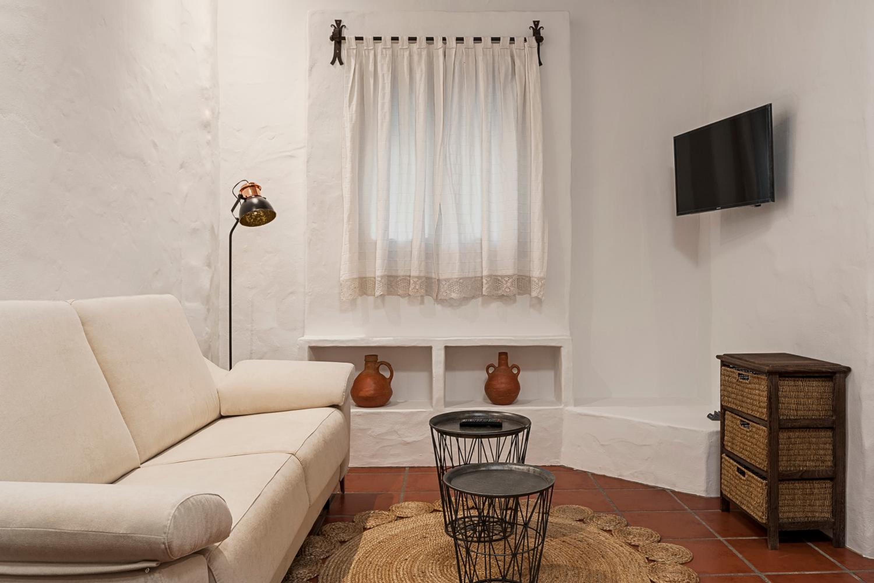 Habitaciones y Apartamentos en el centro La Jábega by Conil Home