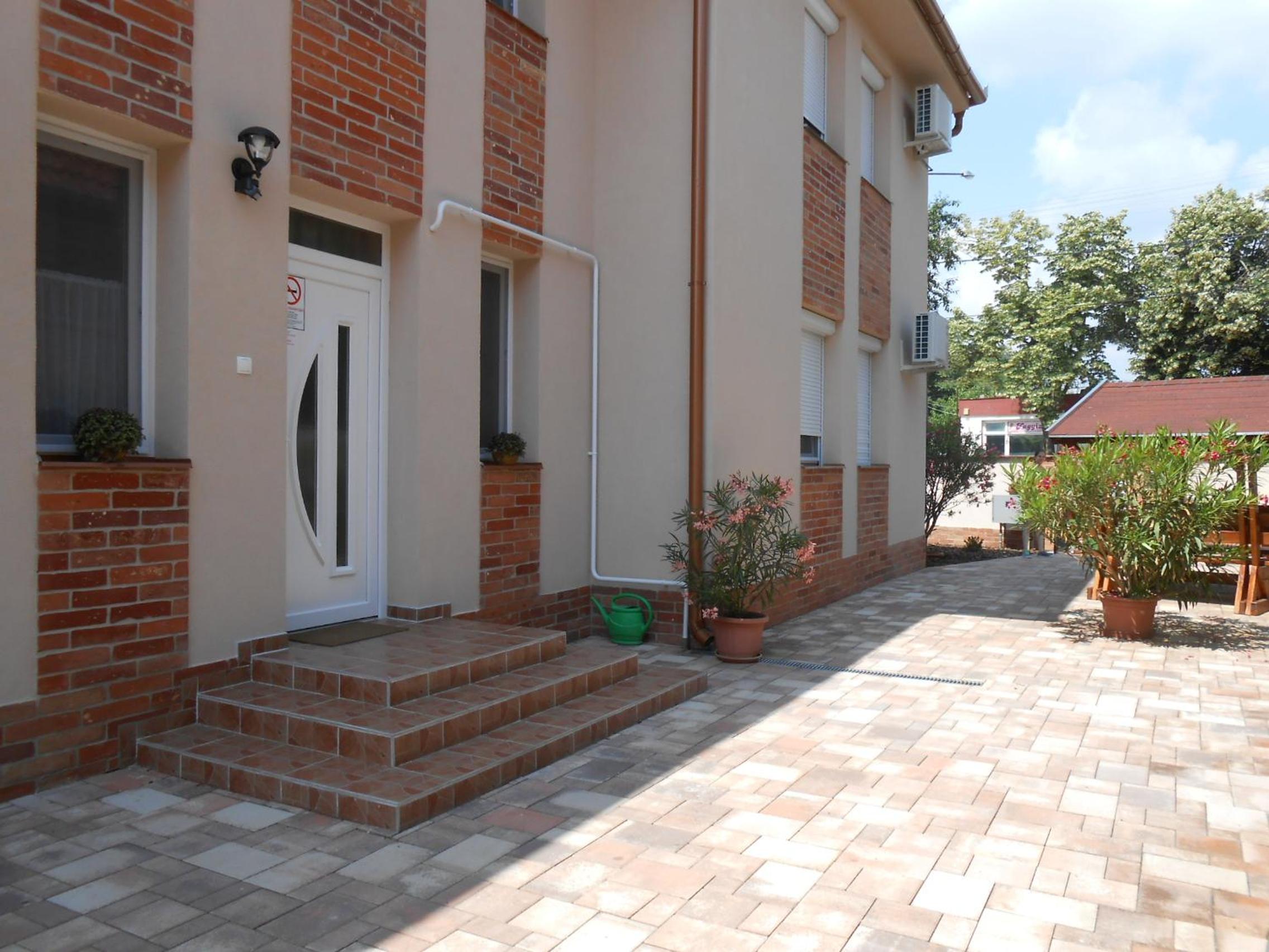 Imola és Andrea Apartmanház 2 view 4