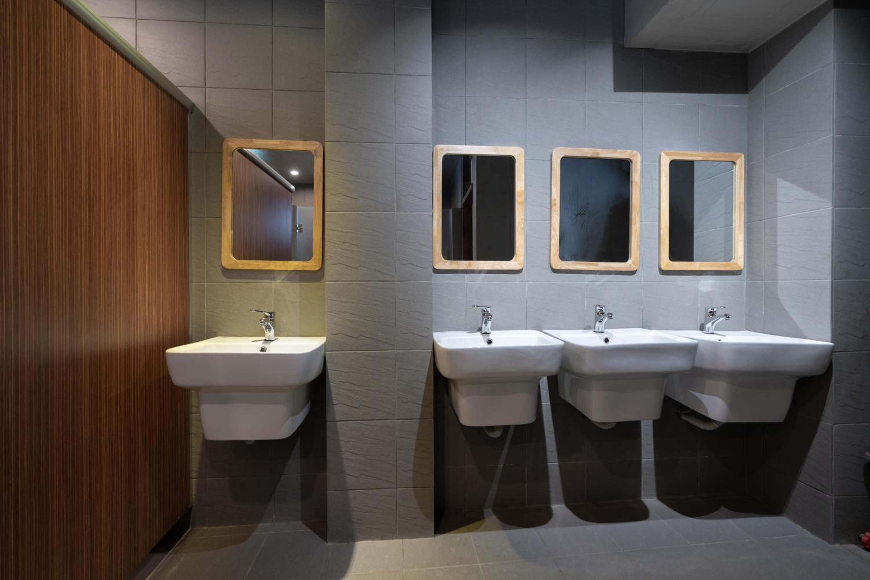 9 Hostel and Bar