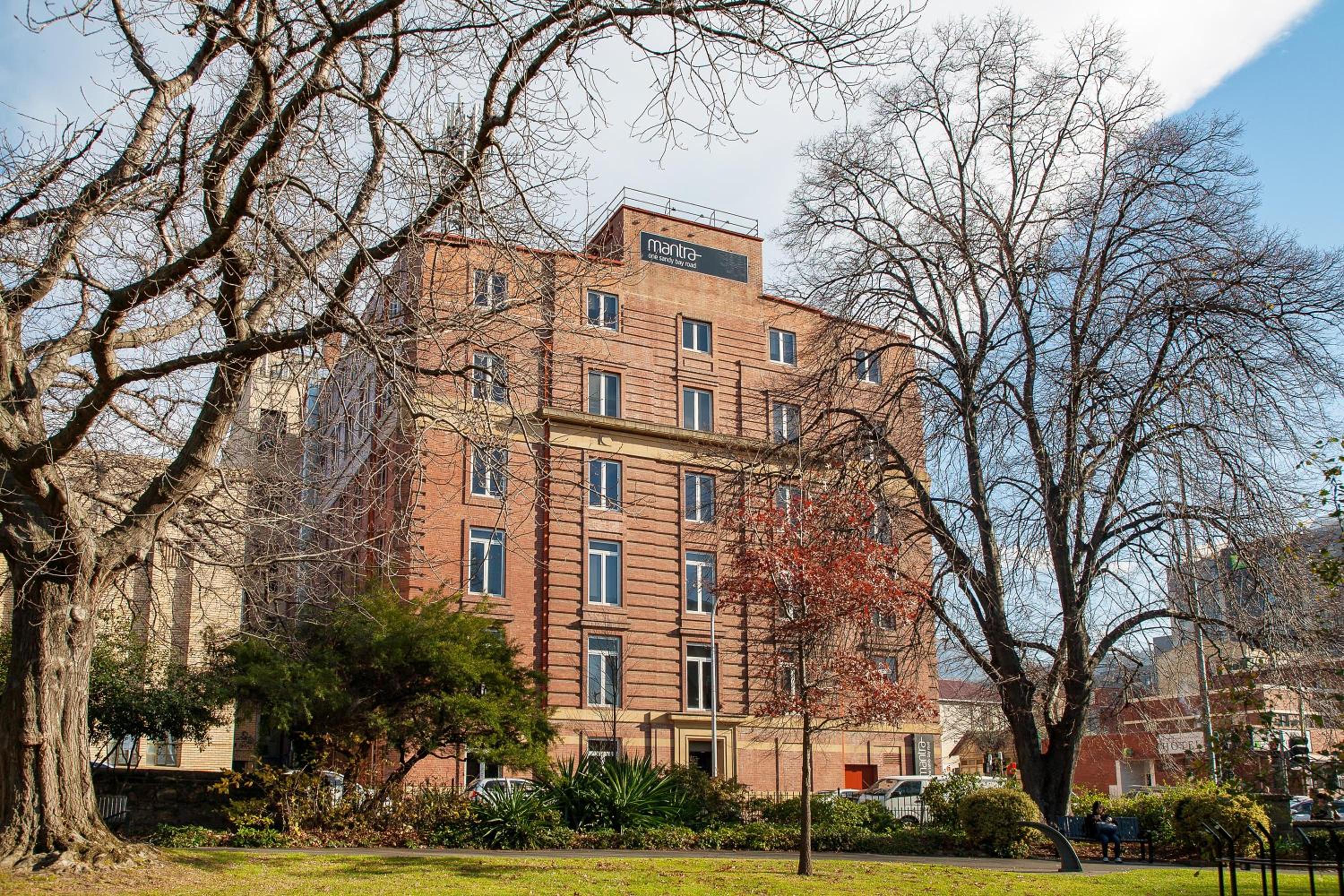 Hotel Mantra One Sandy Bay Road - Image 1