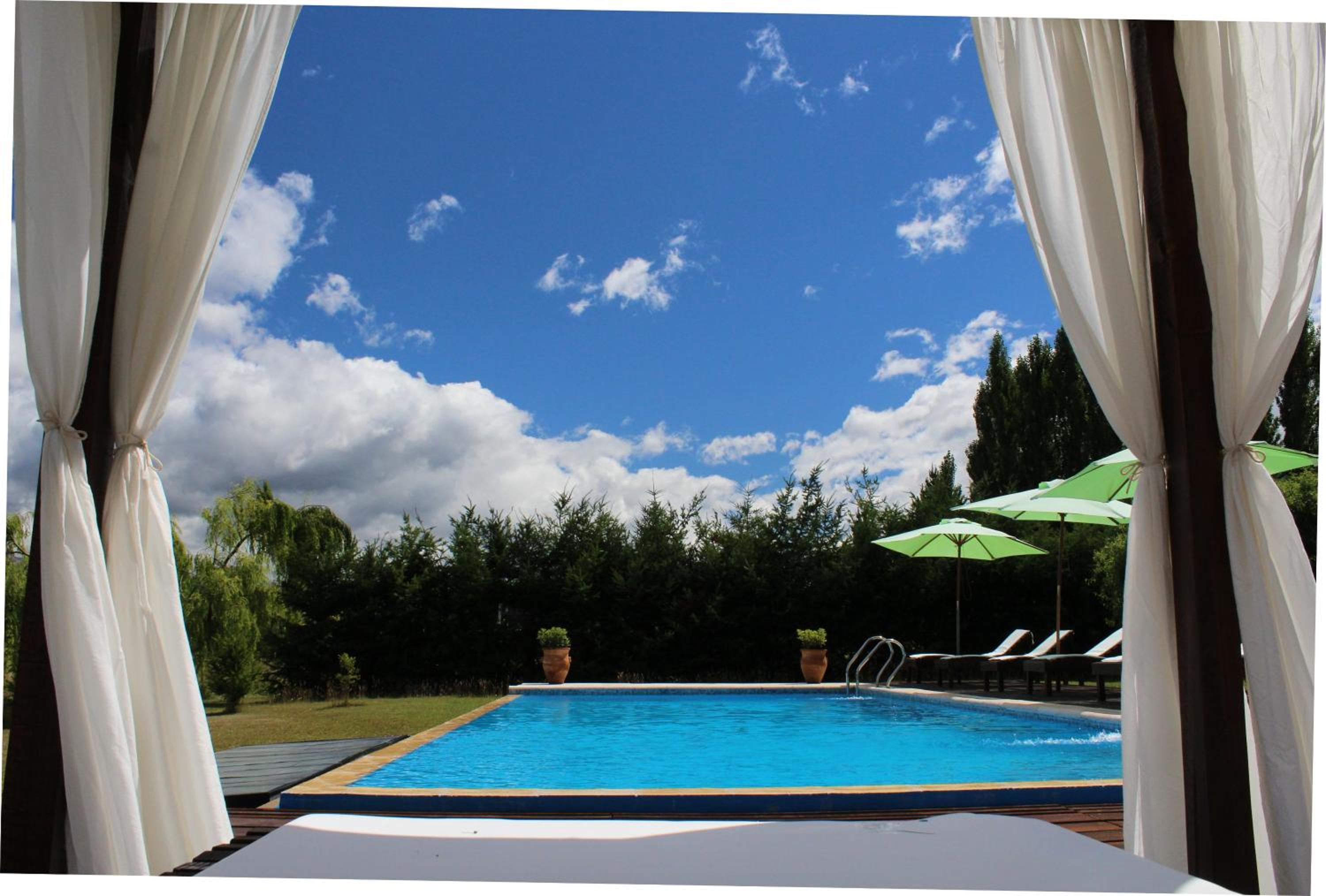 Las Nubes Piscina interior y exterior