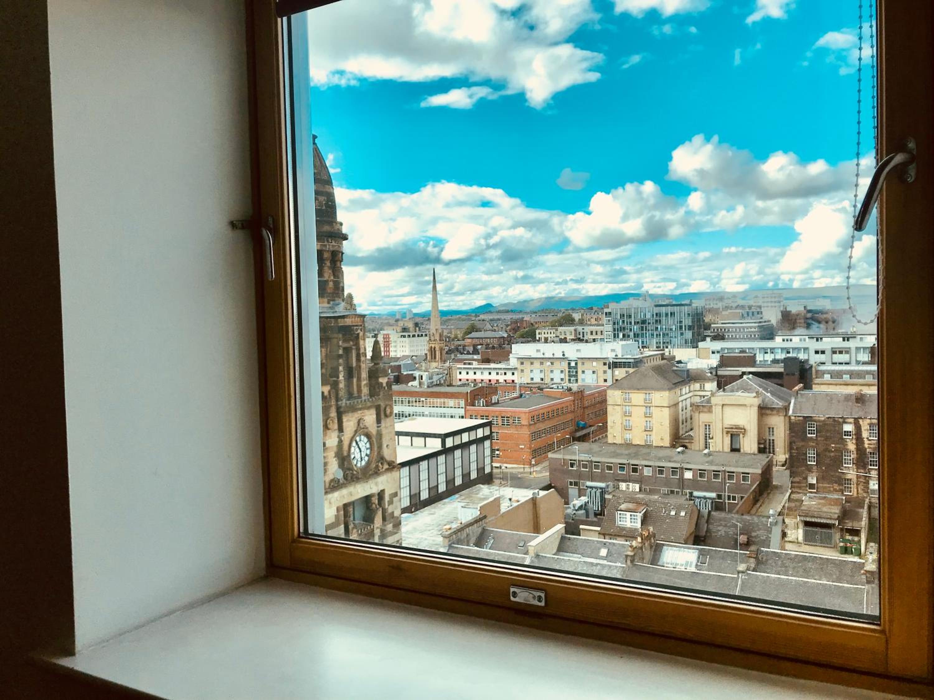 Glasgow Central Station SKYLINE Apartment with Parking (2 bedrooms, 2 bathrooms, 1 living room-Kitchen) view 2