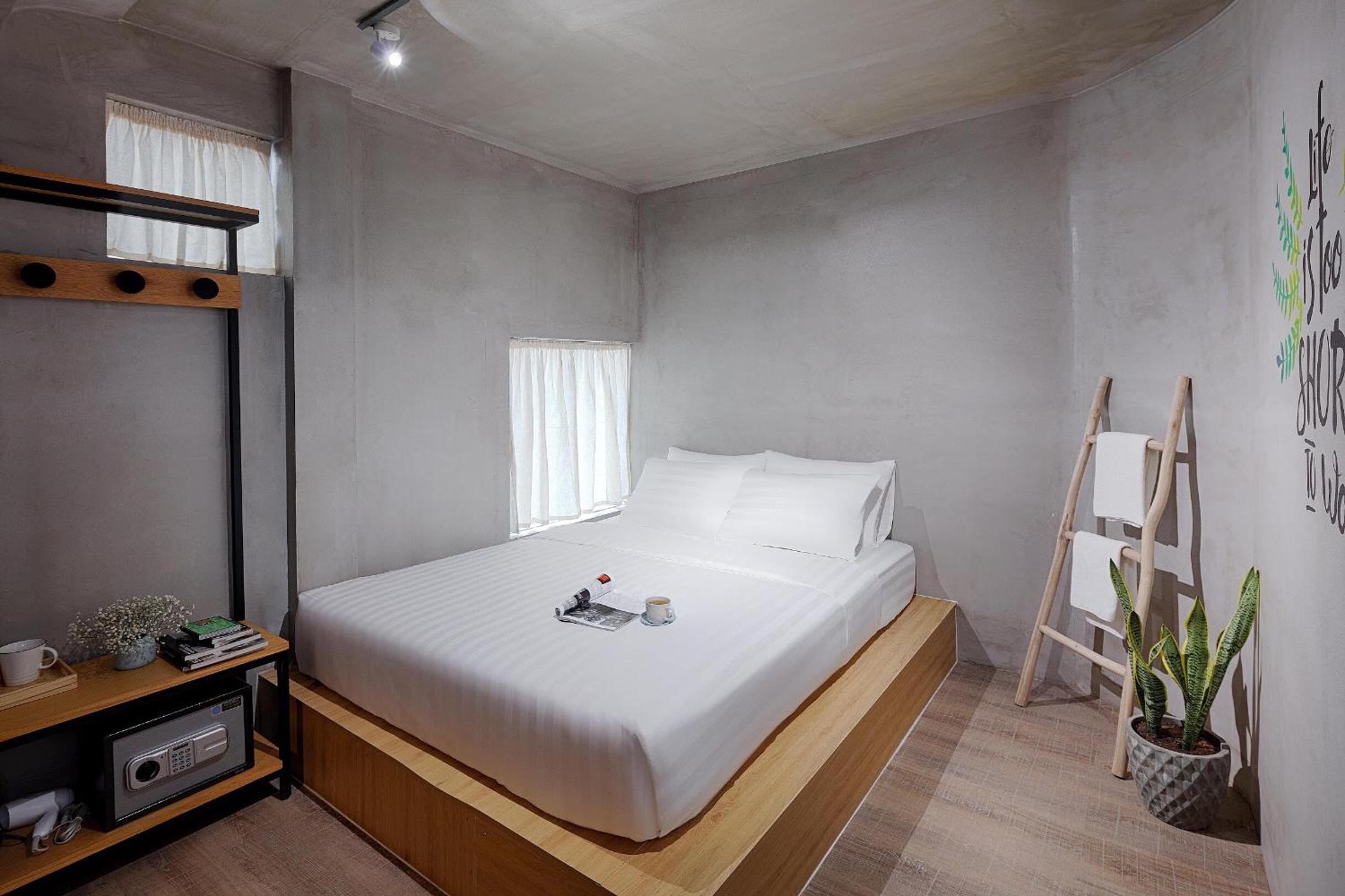 9 Hostel and Bar