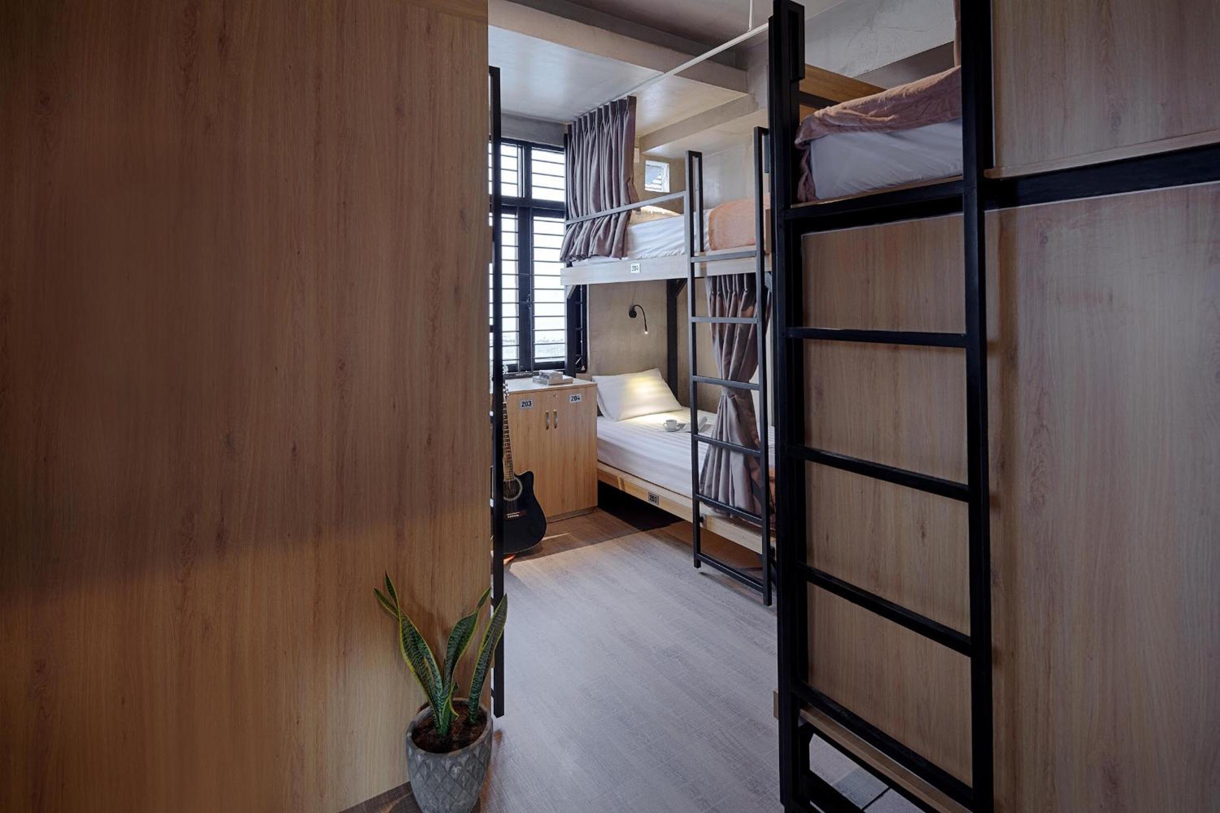 9 Hostel and Bar