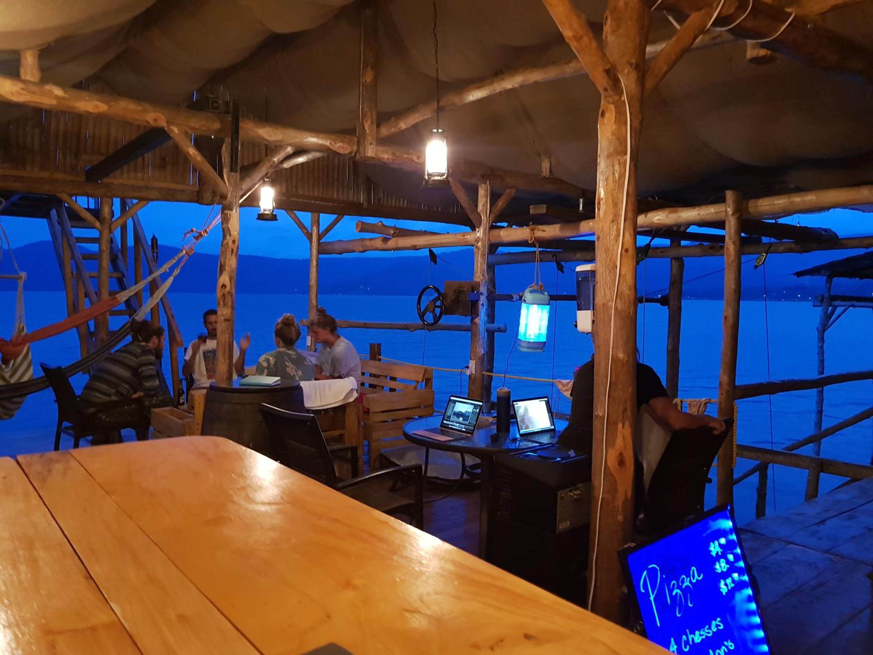 Captain Morgan Hostel Lake Coatepeque
