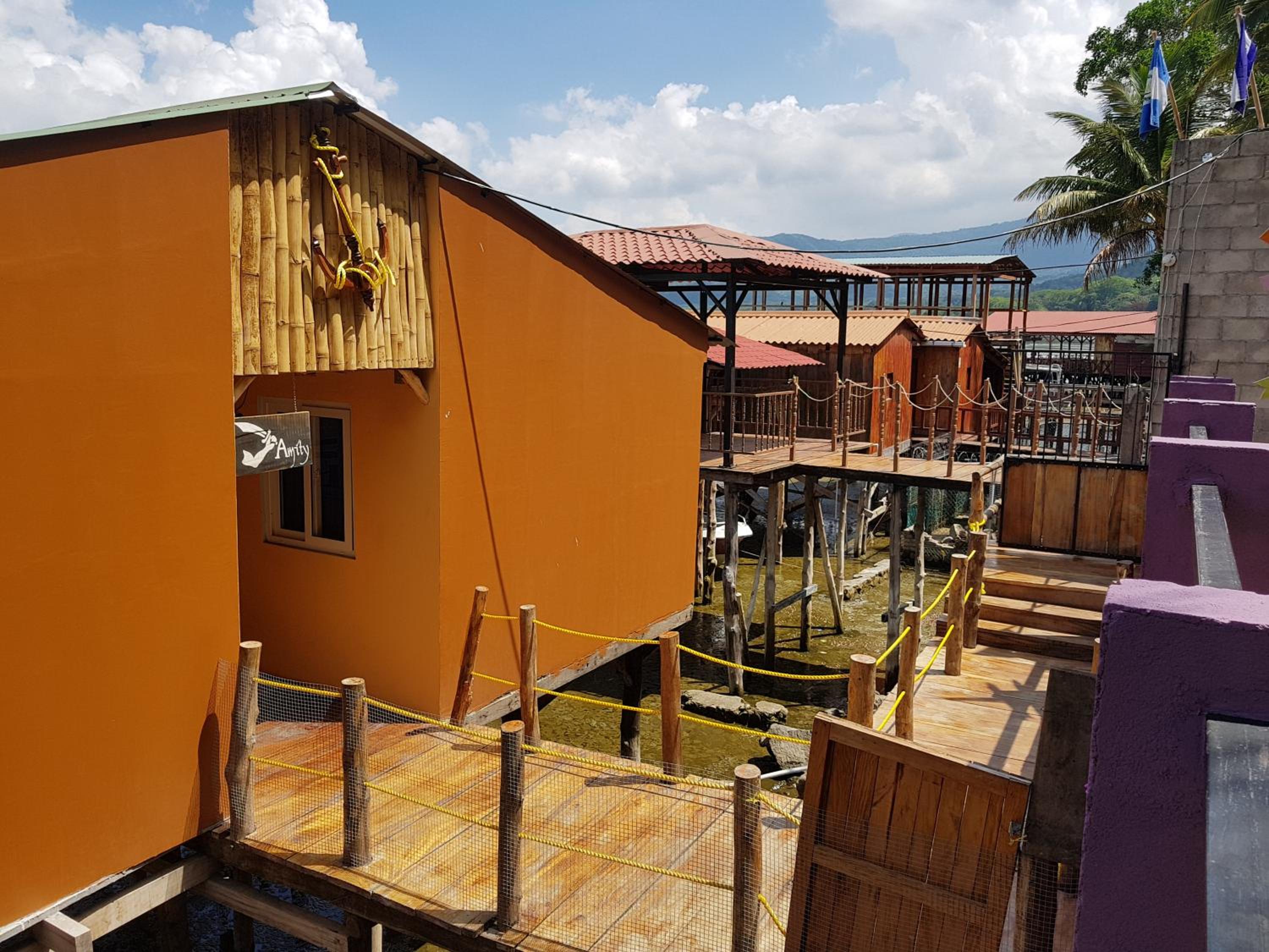 Captain Morgan Hostel Lake Coatepeque