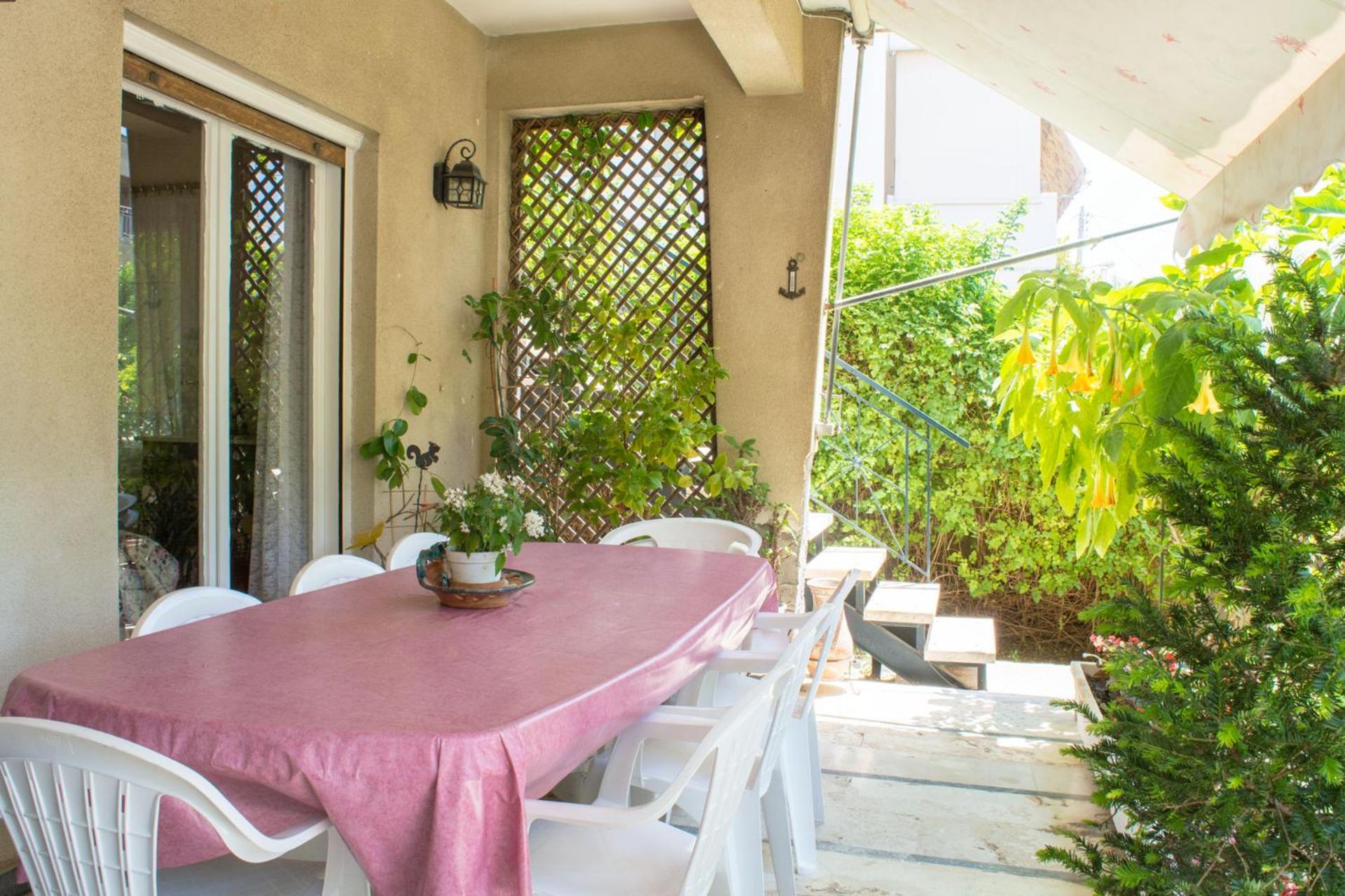 Family apt with garden next to the sea