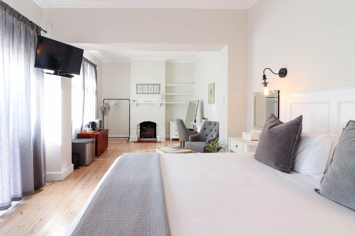 Whispering Oaks Guest House