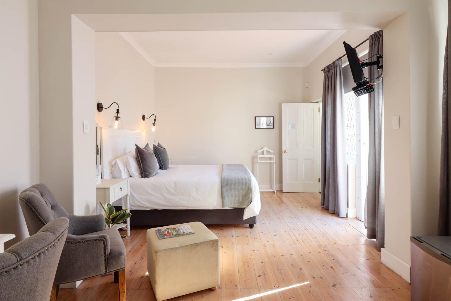 Whispering Oaks Guest House