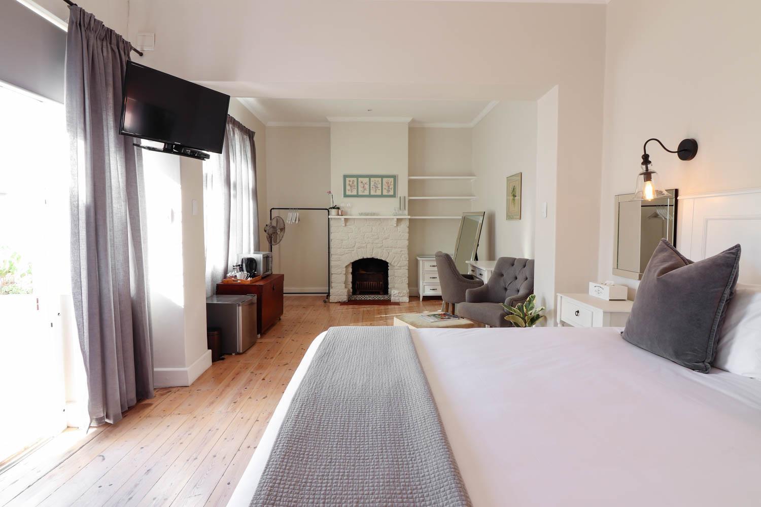 Whispering Oaks Guest House
