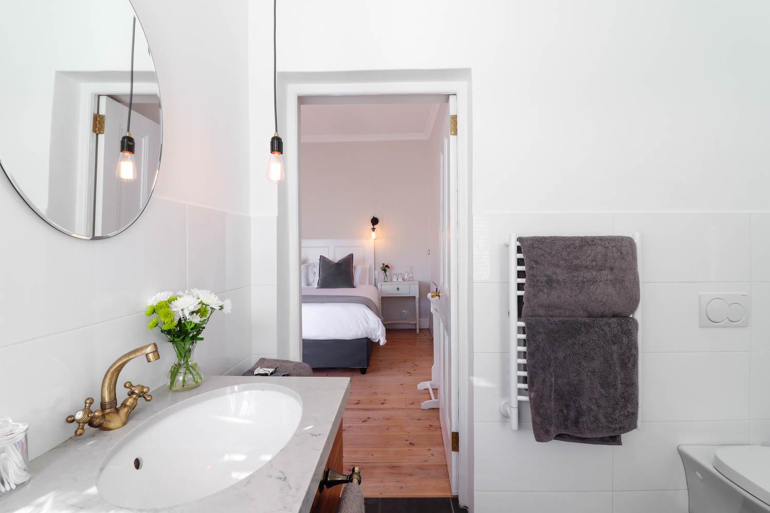 Whispering Oaks Guest House