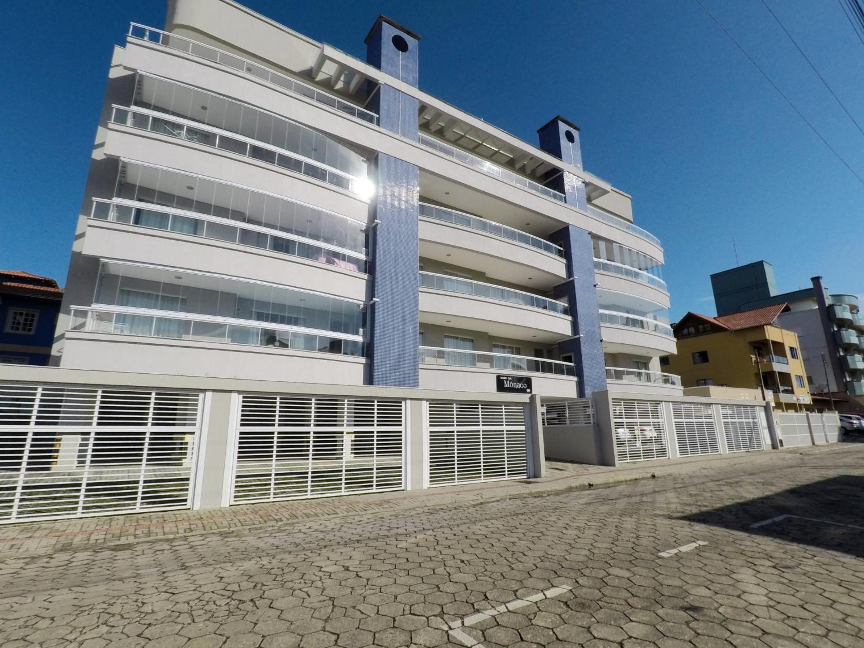 Ed Mônaco, 150 metros da praia de Bombas