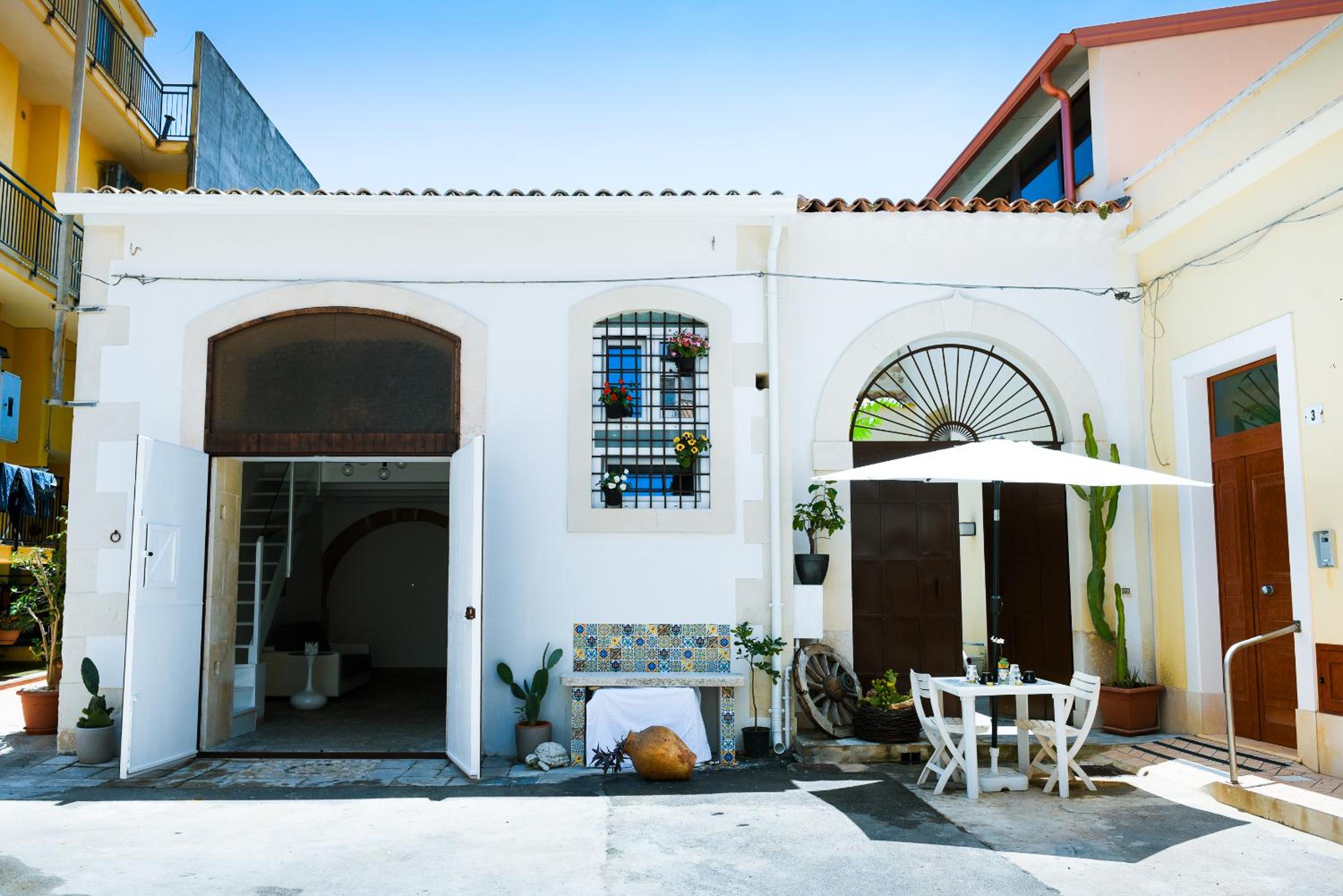 Hotel LA CARRETTERIA, ospitalità siciliana - Image 1