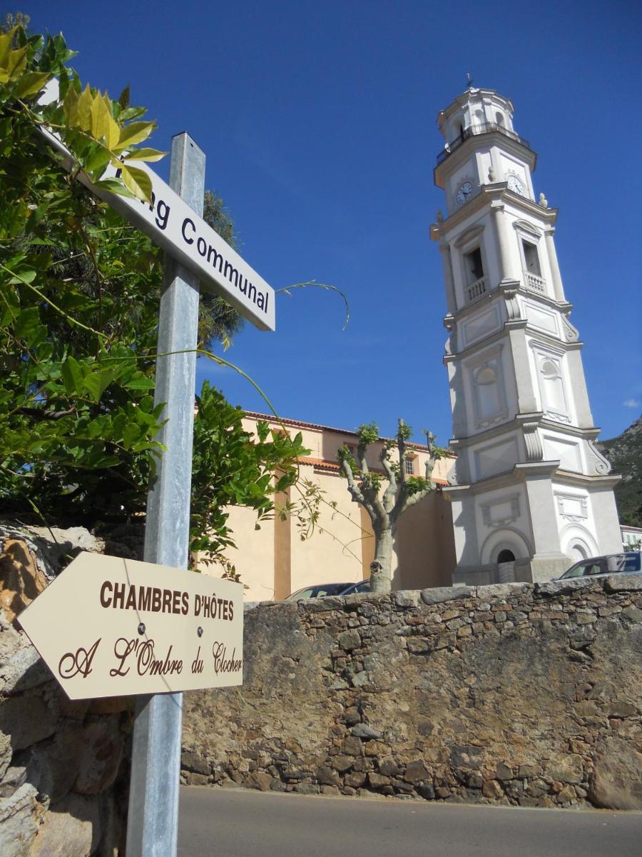 A l'ombre du clocher