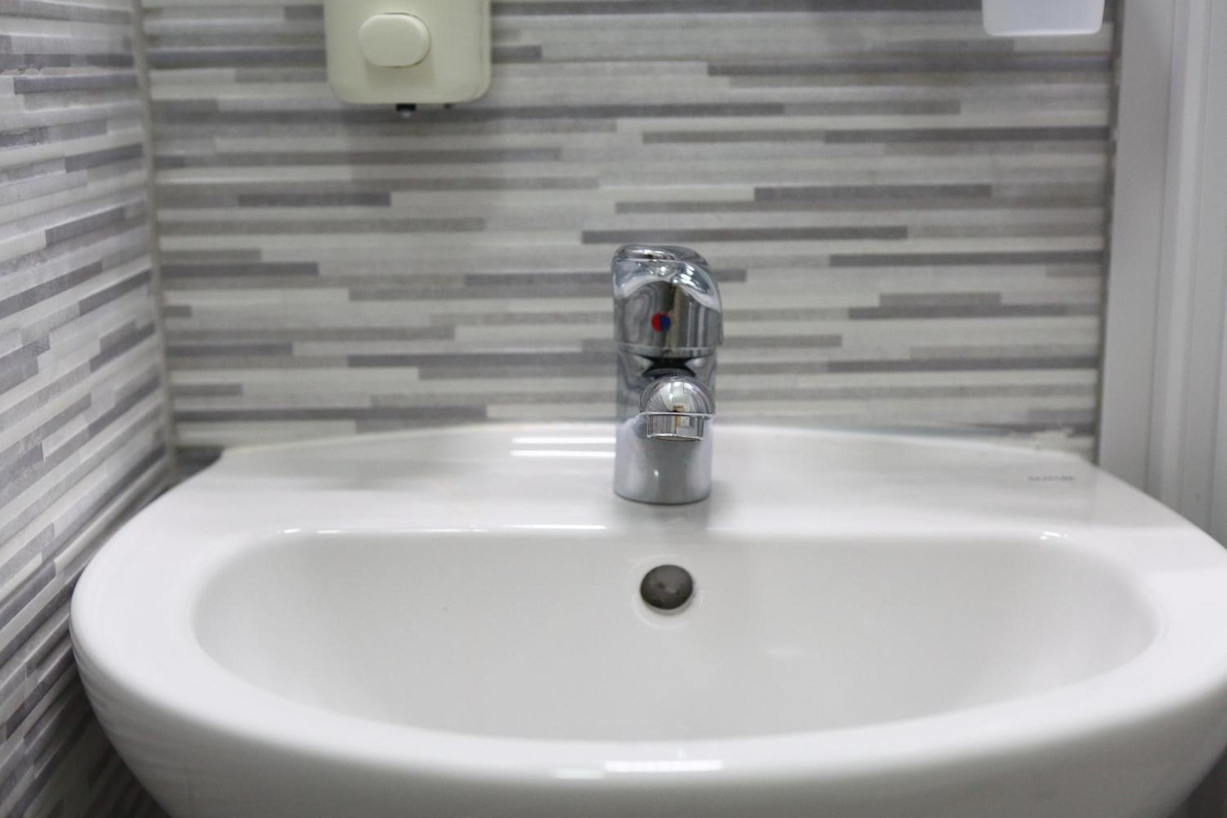 Palazzo Melnis en Cefalù — bathroom