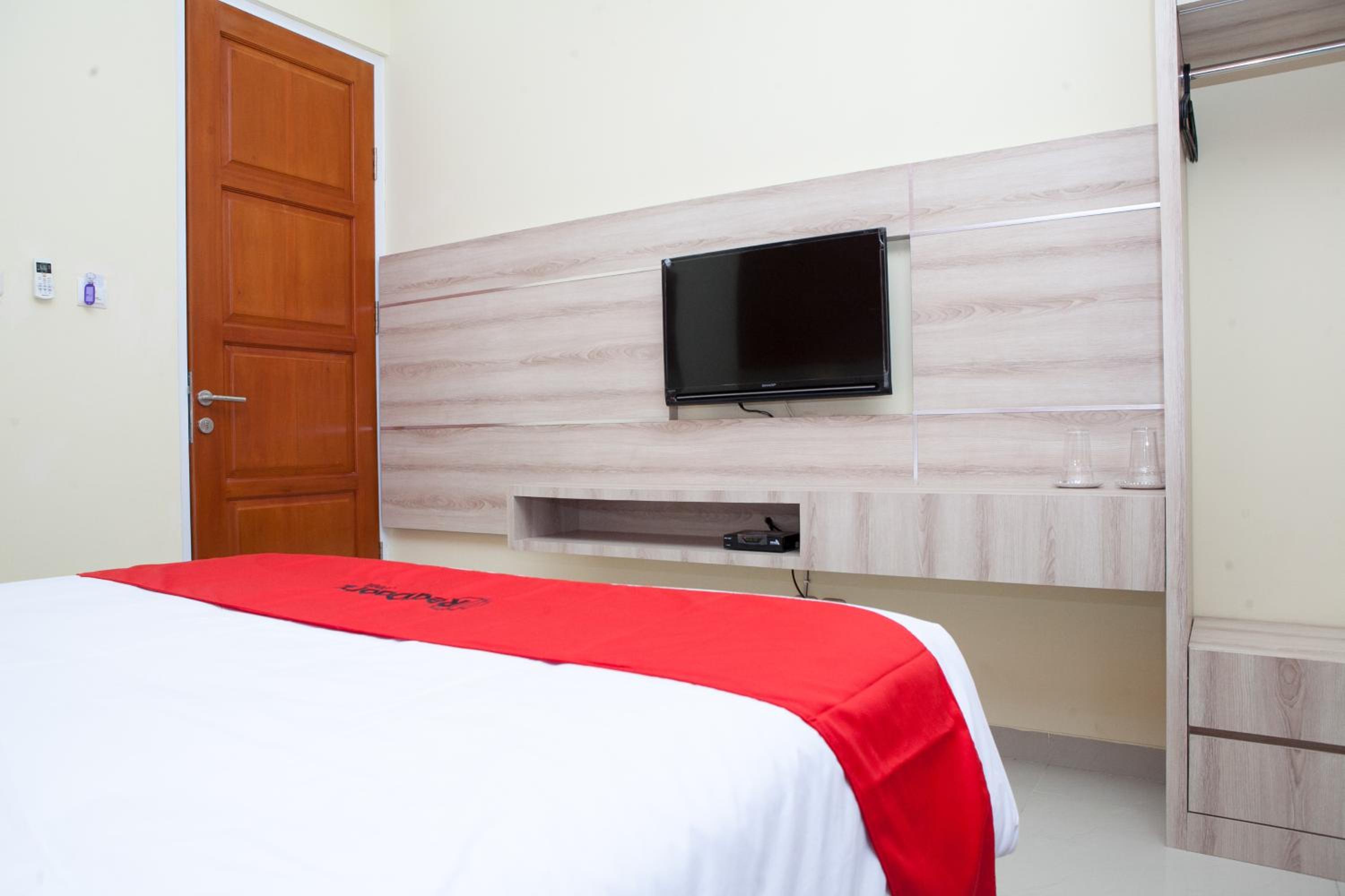 RedDoorz Plus near Pasundan University