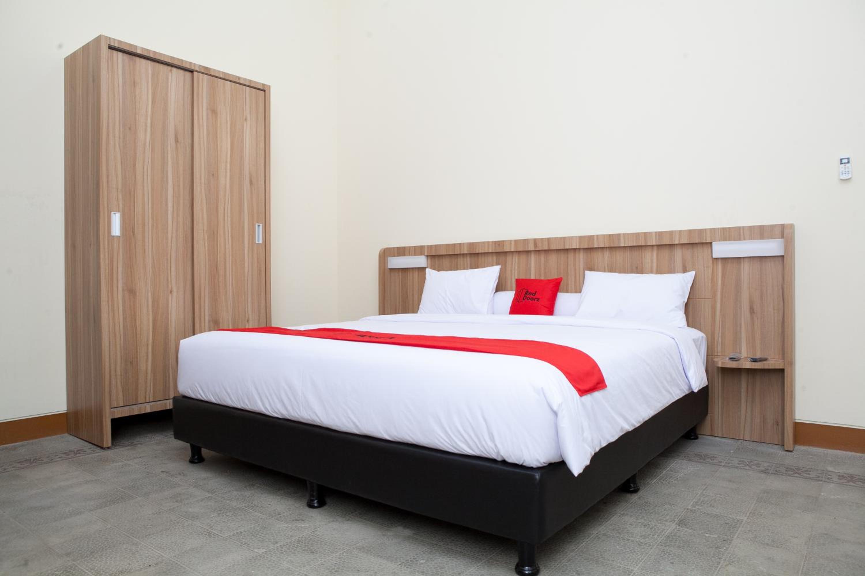 RedDoorz Plus near Pasundan University