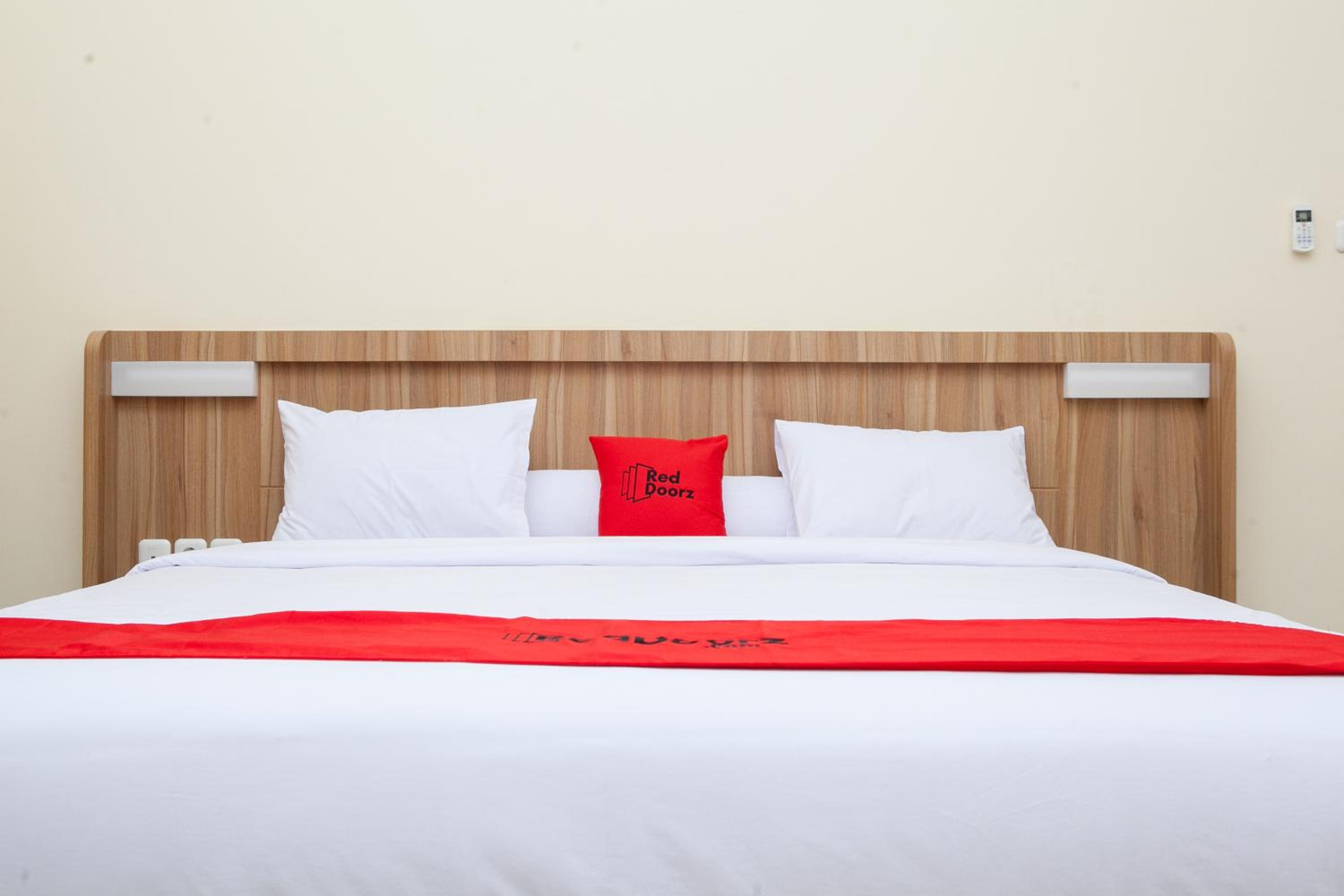 RedDoorz Plus near Pasundan University