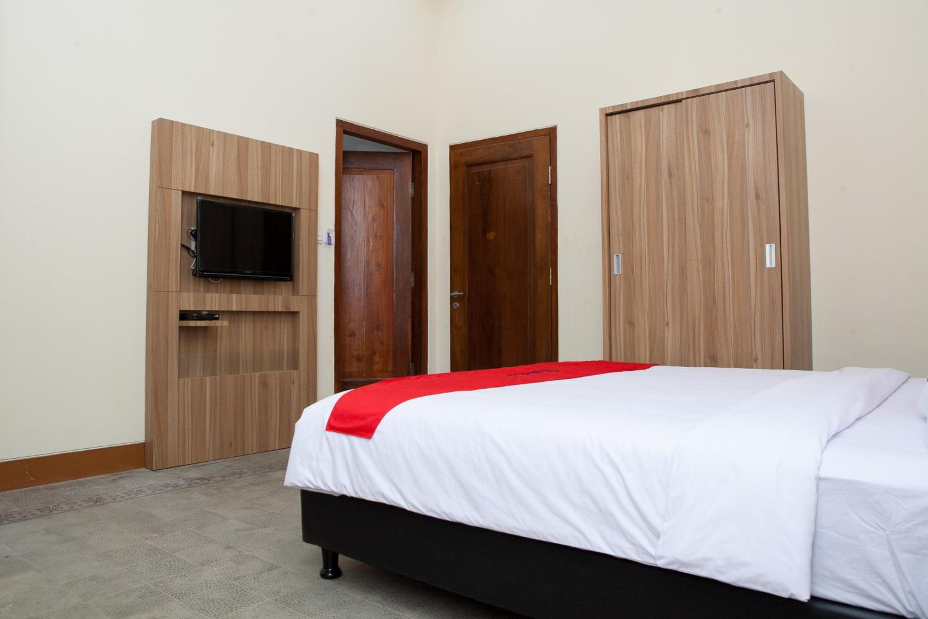 RedDoorz Plus near Pasundan University