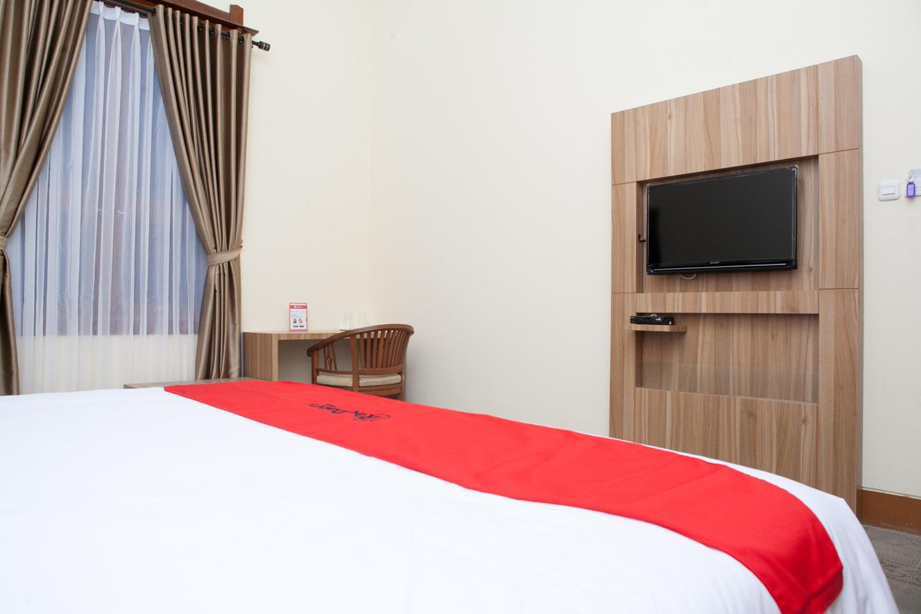 RedDoorz Plus near Pasundan University