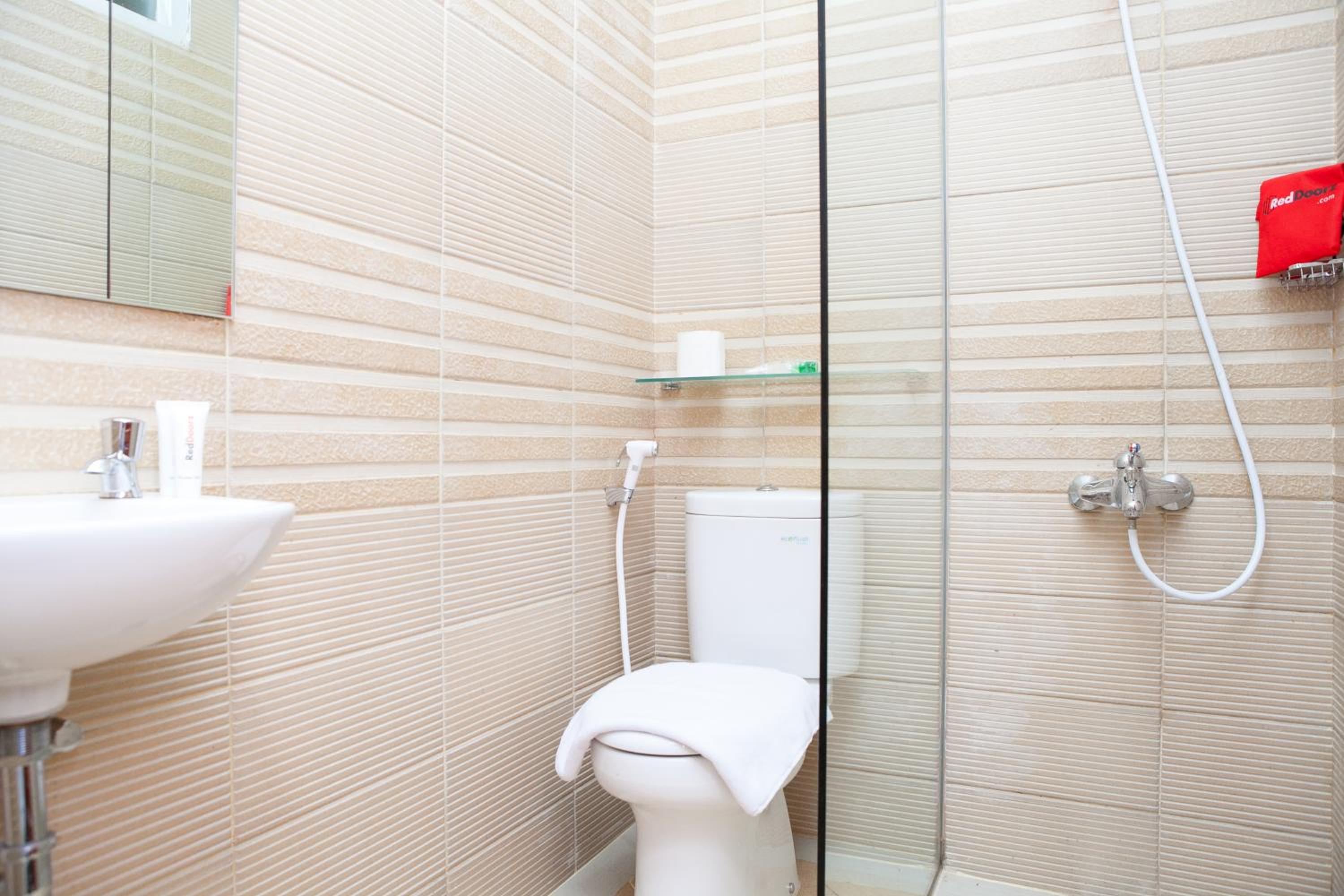 RedDoorz Plus near Pasundan University