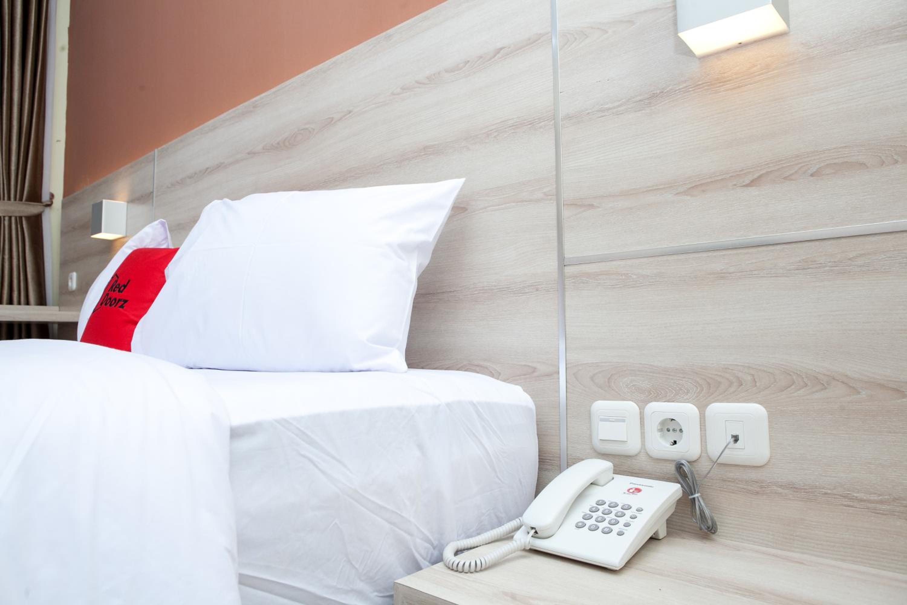 RedDoorz Plus near Pasundan University