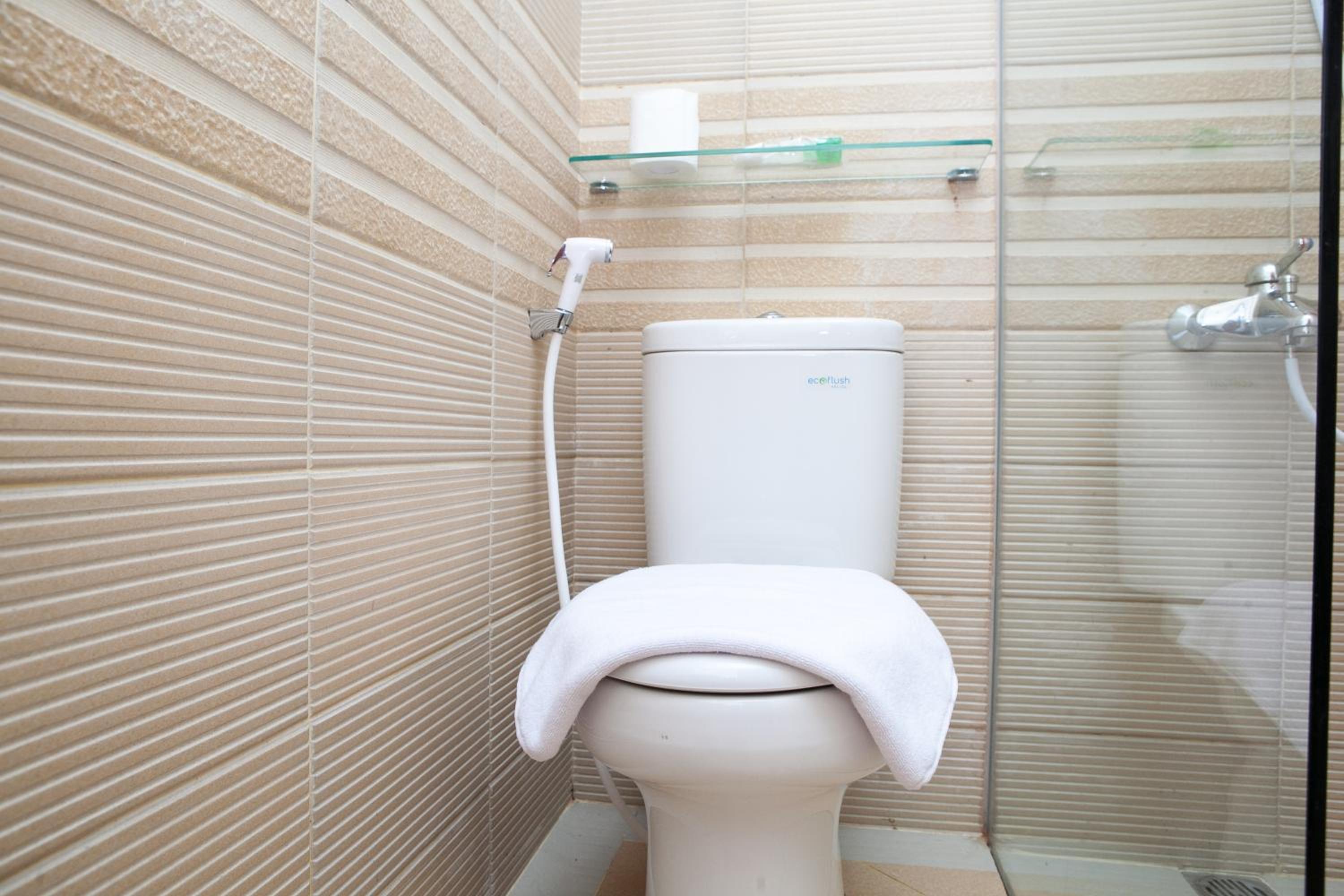 RedDoorz Plus near Pasundan University