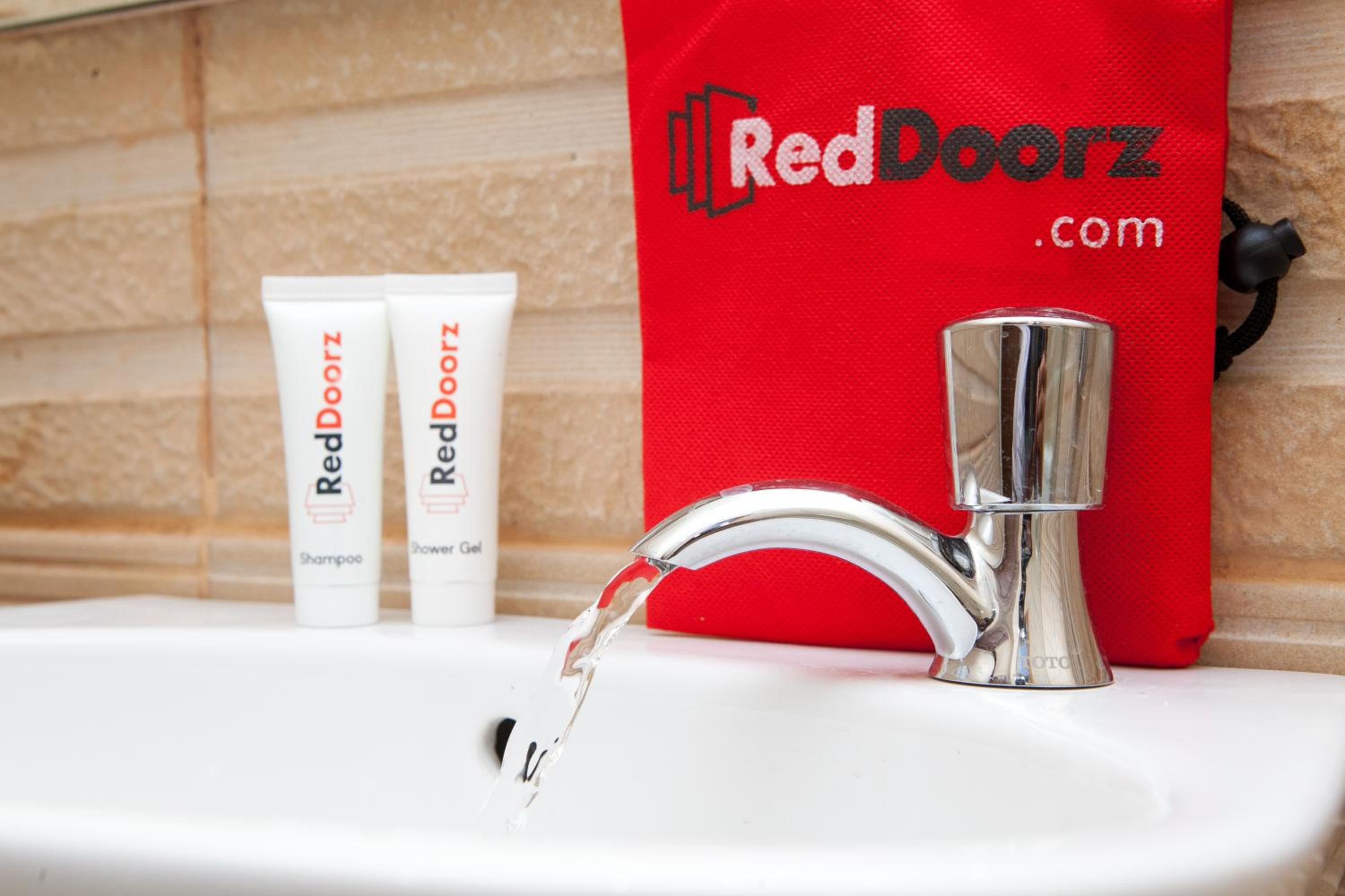 RedDoorz Plus near Pasundan University