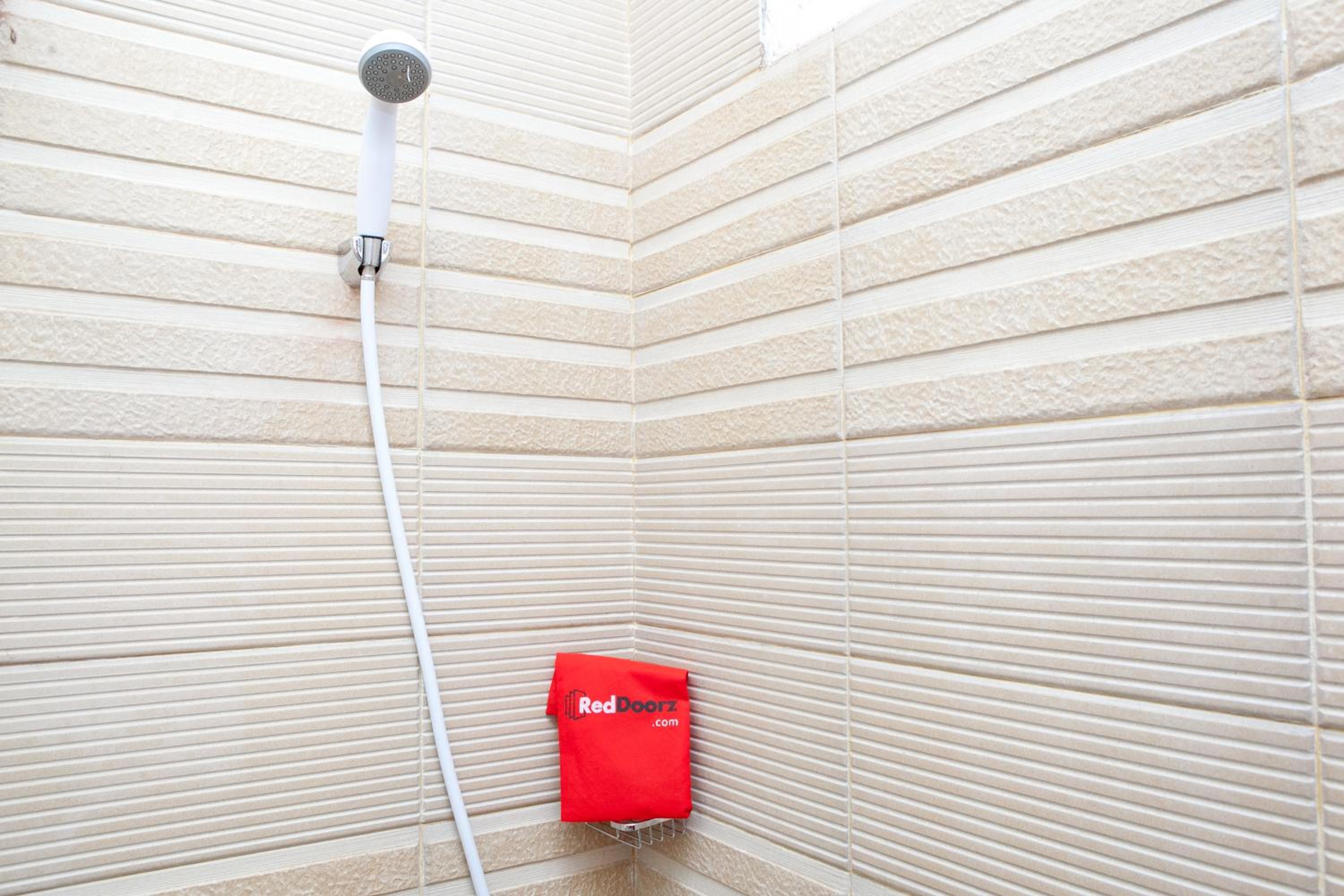 RedDoorz Plus near Pasundan University