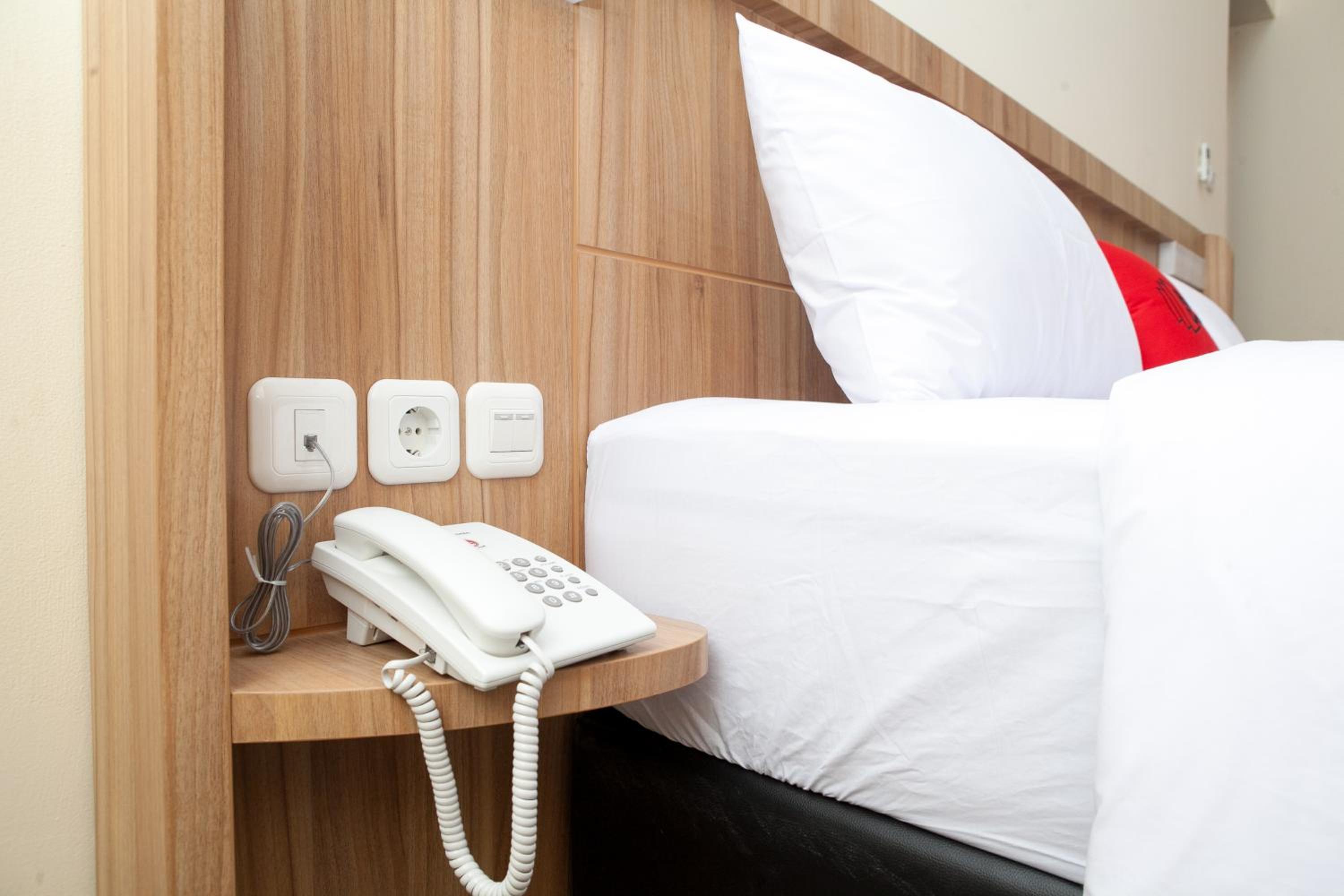 RedDoorz Plus near Pasundan University