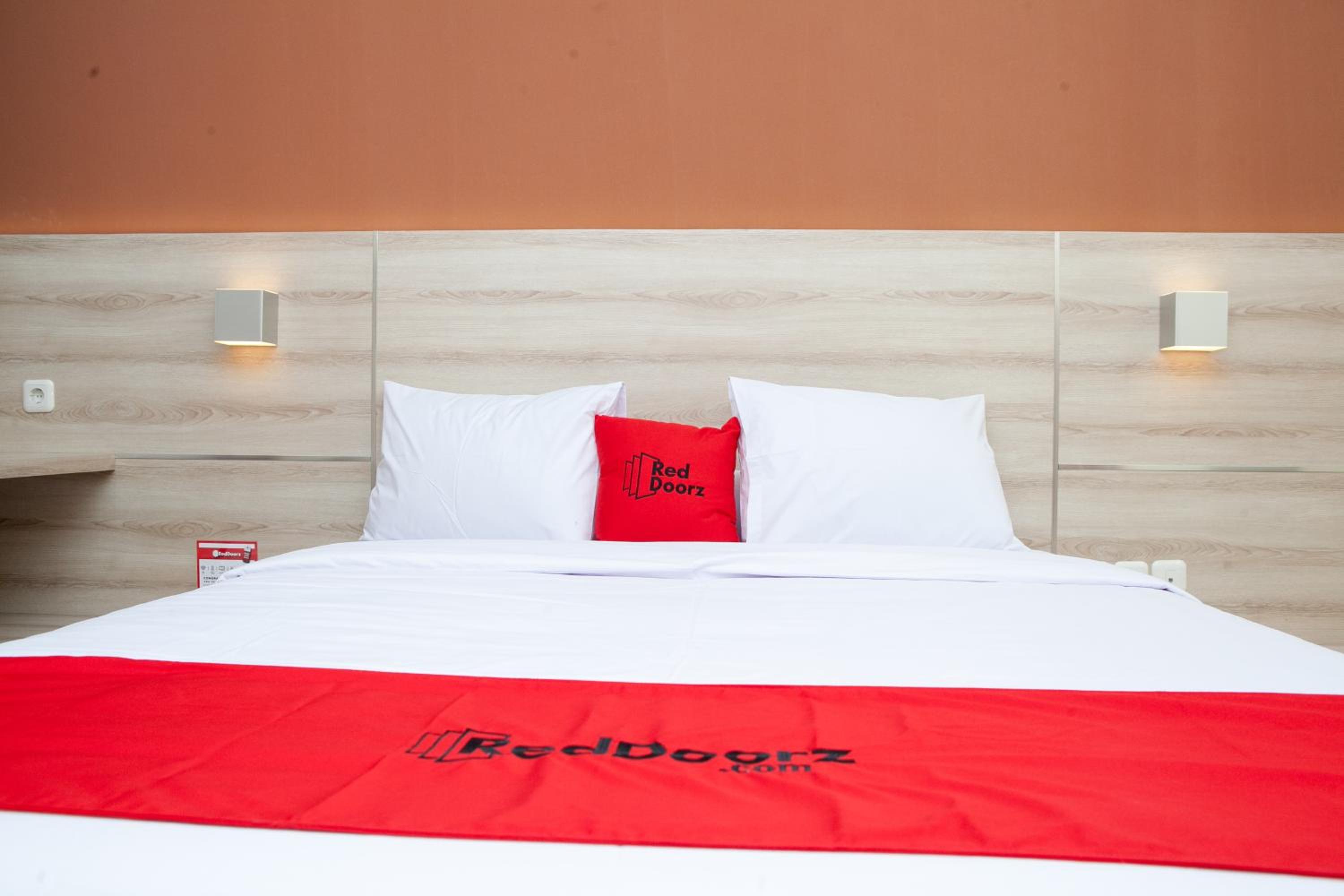 RedDoorz Plus near Pasundan University