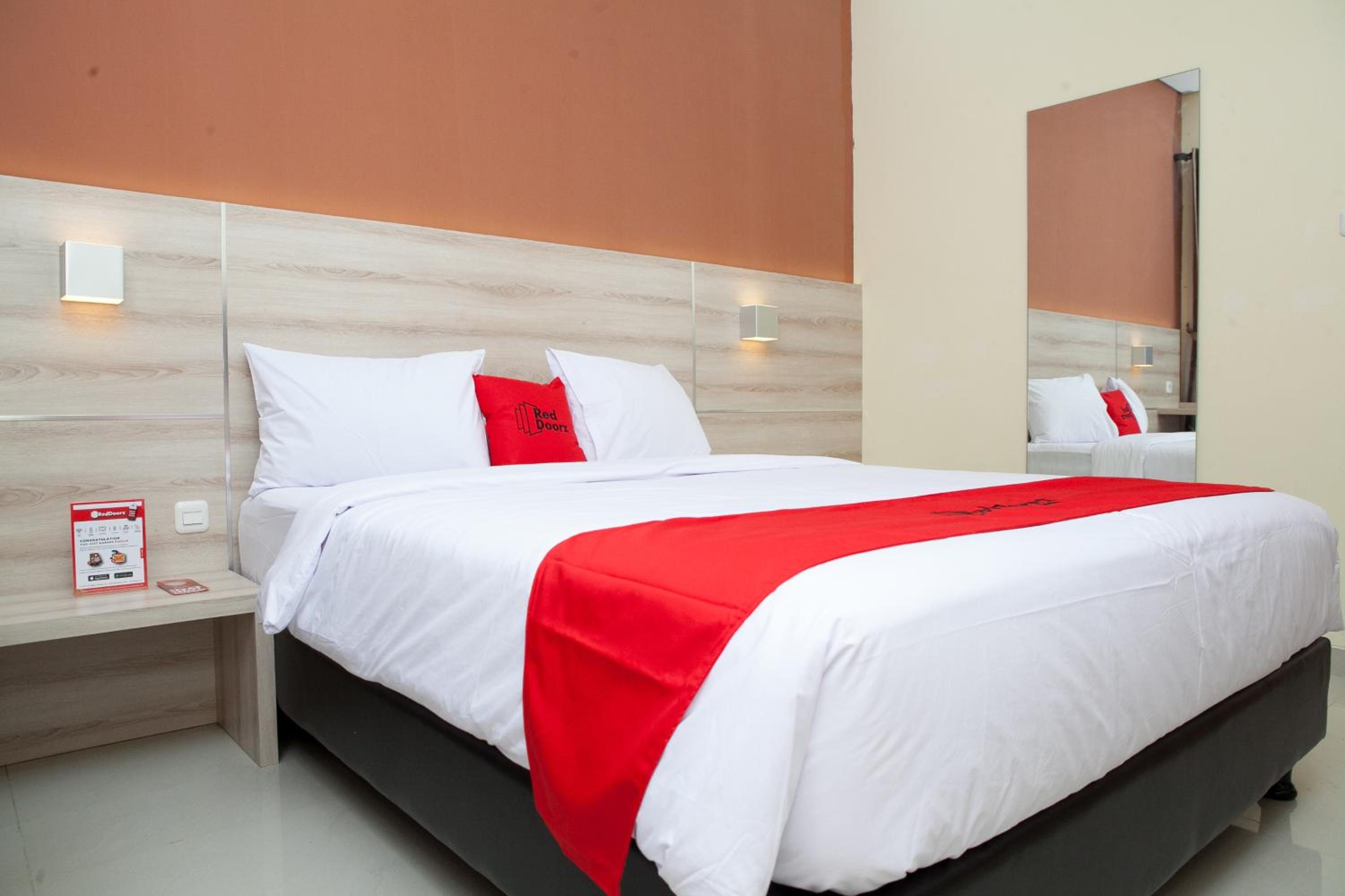 RedDoorz Plus near Pasundan University